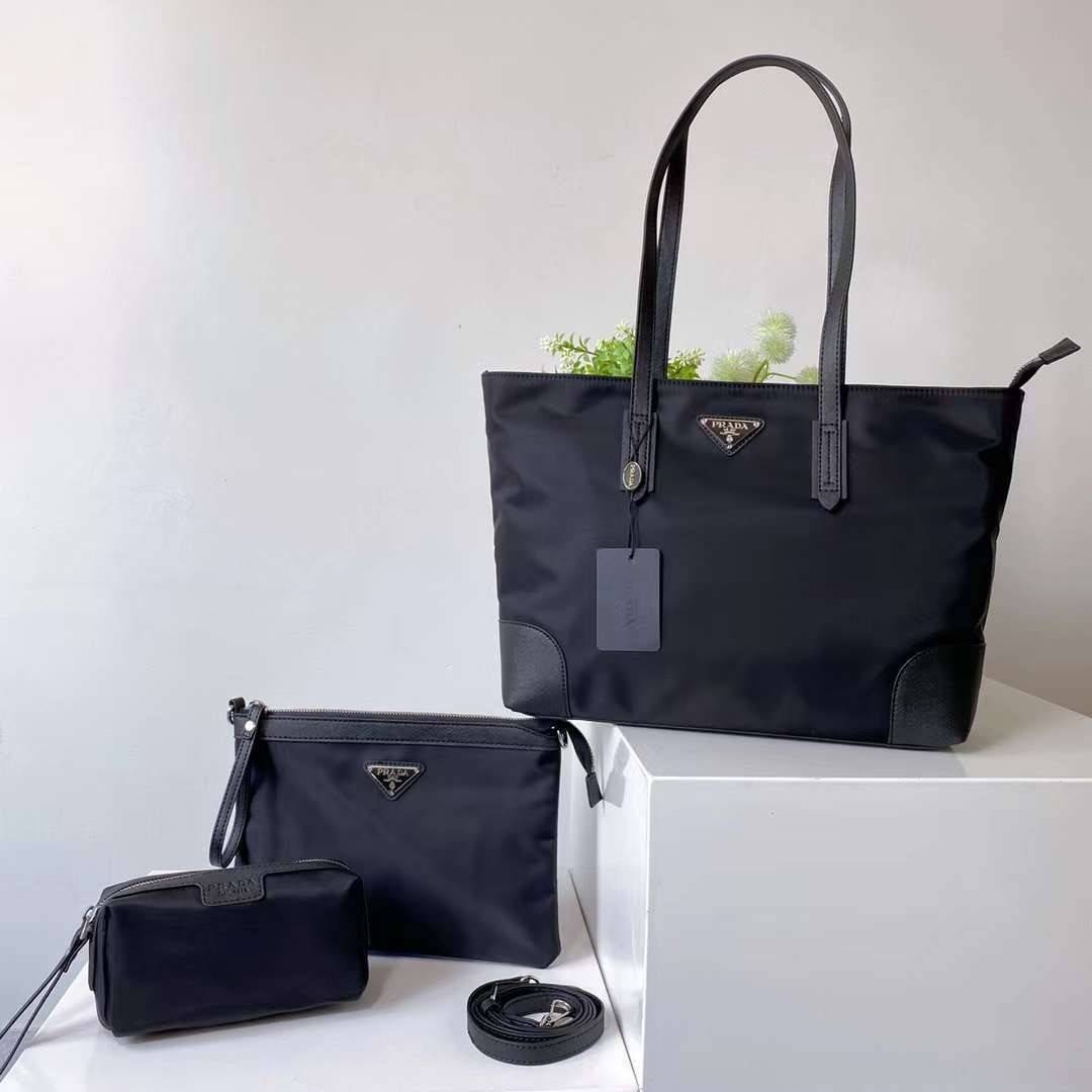 ซื้อ1ได้ถึง3 เซทสุดคุ้ม! SET PRADA TOTE BAG / PRADA SHOPPING BAG กระเป๋าเดินทางขนาดใหญ่ วัสดุ Nylon กันน้ำ อะไหล่เงิน ถือหรือสะพายไหล่ได้ น้ำหนักเบาจุของได้เยอะ เดินทางต่างจังหวัดได้สบายๆ
