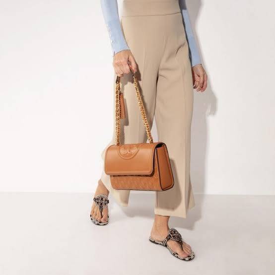 TORY BURCH Fleming Convertible Shoulder Bag ดีไซน์น่ารัก ดูแพงไม่เป็นรองใคร ใช้ได้ทั้งทั่วไปและออกงาน สาว ๆ คนไหนที่กำลังมองหากระเป๋าสะพายไหล่น่ารัก ๆ สักใบที่มีดีไซน์โดดเด่น สะดุดตาล่ะก็ไม่ควรพลาดกับ Collection นี้เลยค่ะ เพราะ Fleming นั้นเป็นรุ่นที่เรีย