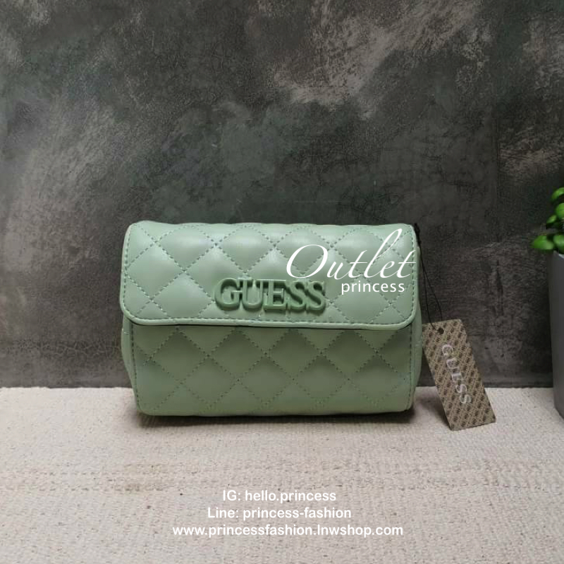 Guess elliana Crossbody Belt Bag รุ่นนี้ได้ทั้งสะพายยาวและคาดเอวค่ะ ด้านหน้าติดโลโก้แบรนด์สีตามหนังกระเป๋า หนังเป็นลายตาราง เปิดปิดด้วยกระดุมแม่เหล็ก ด้านในบุผ้าลายโลโก้แบรนด์ ด้านหลังมีที่สอดสายสำหรับคล้องเอว รุ่นนี้มีสายยาวให้ทั้ง 2 เส้นสำหรับต่างโอกาสค