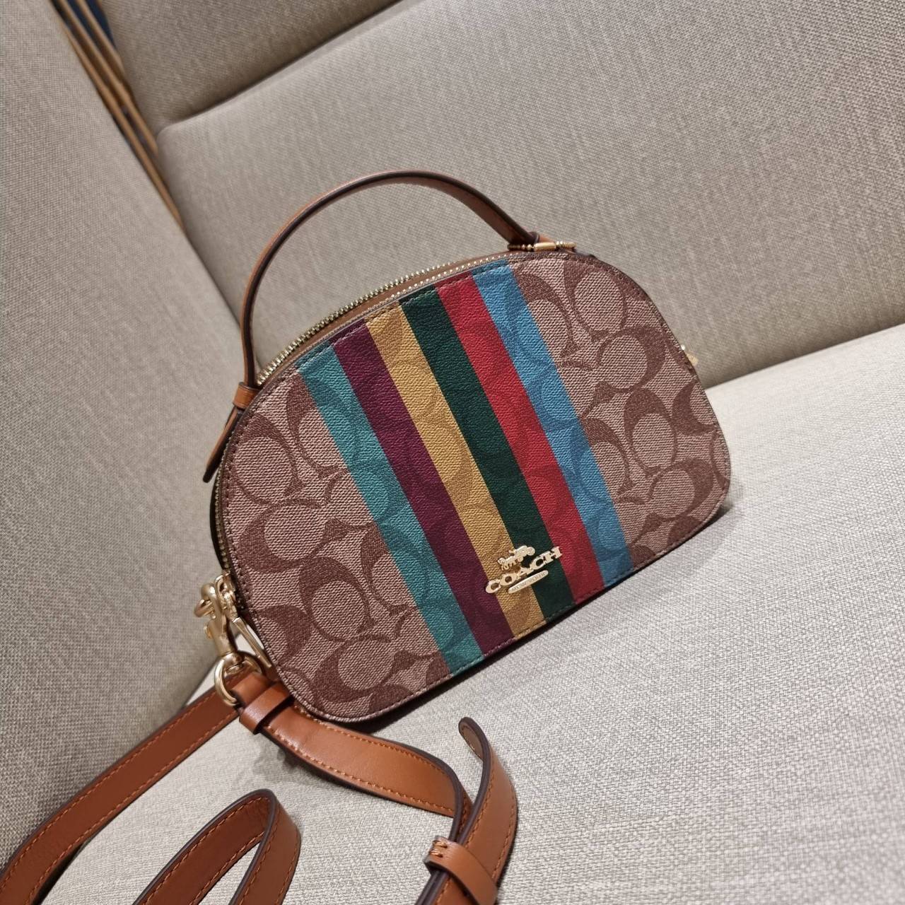 COACH C5642 SERENA SATCHEL IN SIGNATURE CANVAS WITH STRIPE ดีไซน์ stripe ที่แสนจะโดดเด่น กับคอลเลคชั่นยอดฮิต ที่ sold out ไปแล้วในหลายประเทศ!! กระเป๋าสะพายข้างทรงสวย ลุคผู้ดี วัสดุหนังแคนวาสสลับหนังแท้ เปิด-ปิดด้วยซิป 2 ช่องหลัก ภายในเป็นช่องโล่ง เก็บของไ
