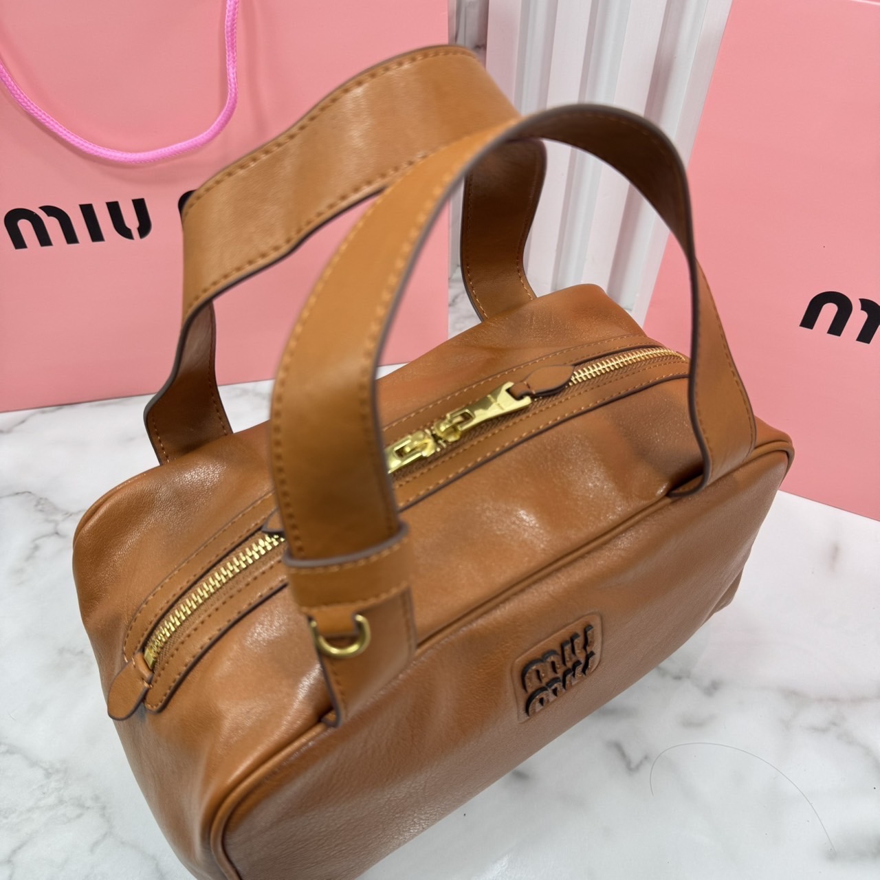 ORI หนังแท้ | Miu Miu Leather top-handle bag กระเป๋าสะพายทรง keepall เรียบแต่ฟาด หรูหราทุกองศา ใครเห็นก็ต้องเหลียว