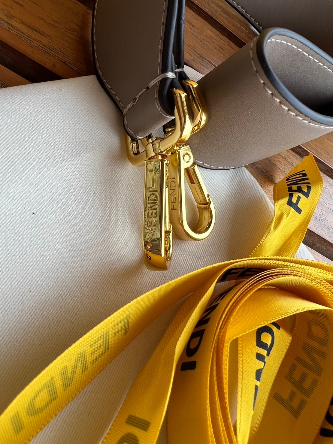 FENDI Baguette Dove grey FF tapestry fabric bag / FENDI Bag พร้อมส่ง กระเป๋าสะพายทรงแบคเกตต์ ดีไซน์ลวดลายมี texture หรูหราโดดเด่นน่าใช้ **สินค้าเกรดออริจินอล 1:1 สลับแท้