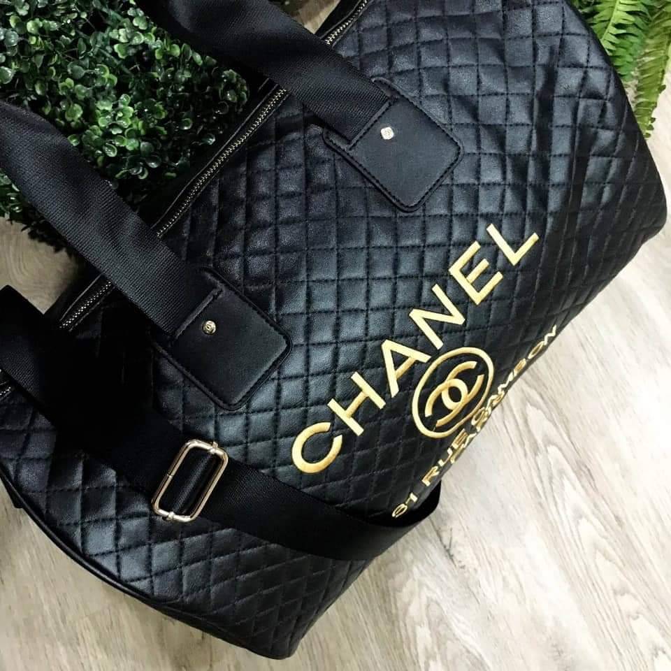 Chanel Quilted Travel Bag Super rare item! กระเป๋าเดินทางใบใหญ่ VIP. gift with Purchanel ของแท้รุ่น Limited Edition จาก counter Chanel วัสดุหนังเรียบลายตาราง เนื้อหนา กันน้ำ ดูแลรักษาง่าย ด้านหน้ามี logo brand ตัวกระเป๋าเปิดปิดด้วยซิป หัวซิปแบรนด์ อะไหล่ท