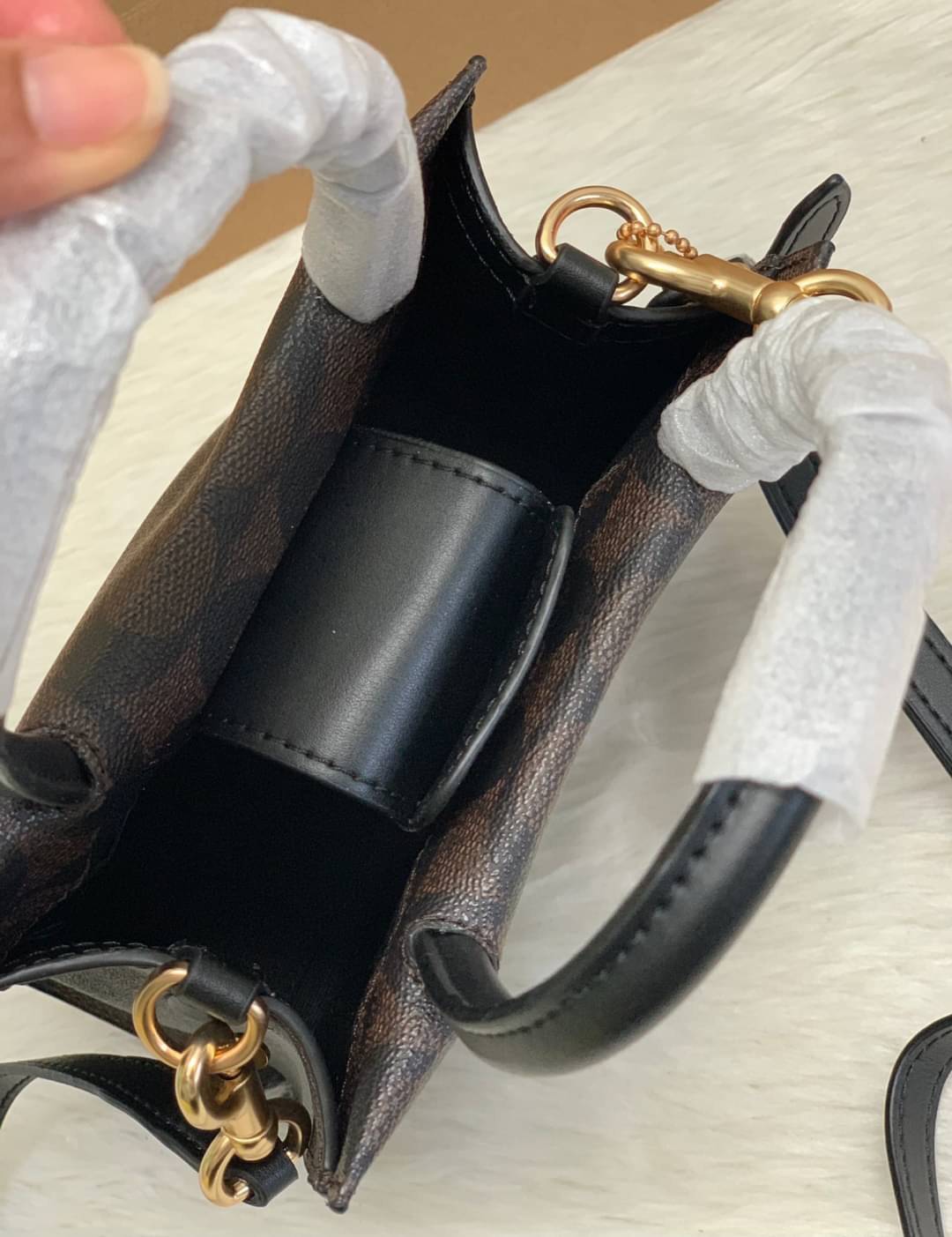 COACH MINI CALLY CROSSBODY IN SIGNATURE ((3599, 2184, 5693, 2134, 2183)) พร้อมส่งที่ไทยทันที! กระเป๋าสะพายครอสบอดี้ร์ กระเป๋าครอสบอดี้โท้ทมินิไซส์ รุ่นใหม่สุดฮอต!! ใบจริงคือน่ารักม้ากกกก!! สวยอยู่ทรง น่ารักน่าใช้ ทรงTote ปากกระเป๋าเปิดปิดแบบแม่เหล็ก ภายใน