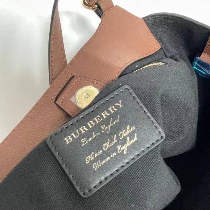 Burberry House Check Derby Canterbury Leather Tote / Burberry Tote Bag กระเป๋าถือหรือสะพายไหล่ วัสดุ canvas +หนังแท้ ภายในโล่ง มี1ช่องซิปและ2ช่องเล็กใส่ตังค์ใส่บัตร น้ำหนักเบา จุของได้เยอะ ครบจบใบเดียวทั้งเที่ยวและไปทำงานคุ้มสุดๆ ไม่ควรพลาดเลยค่า