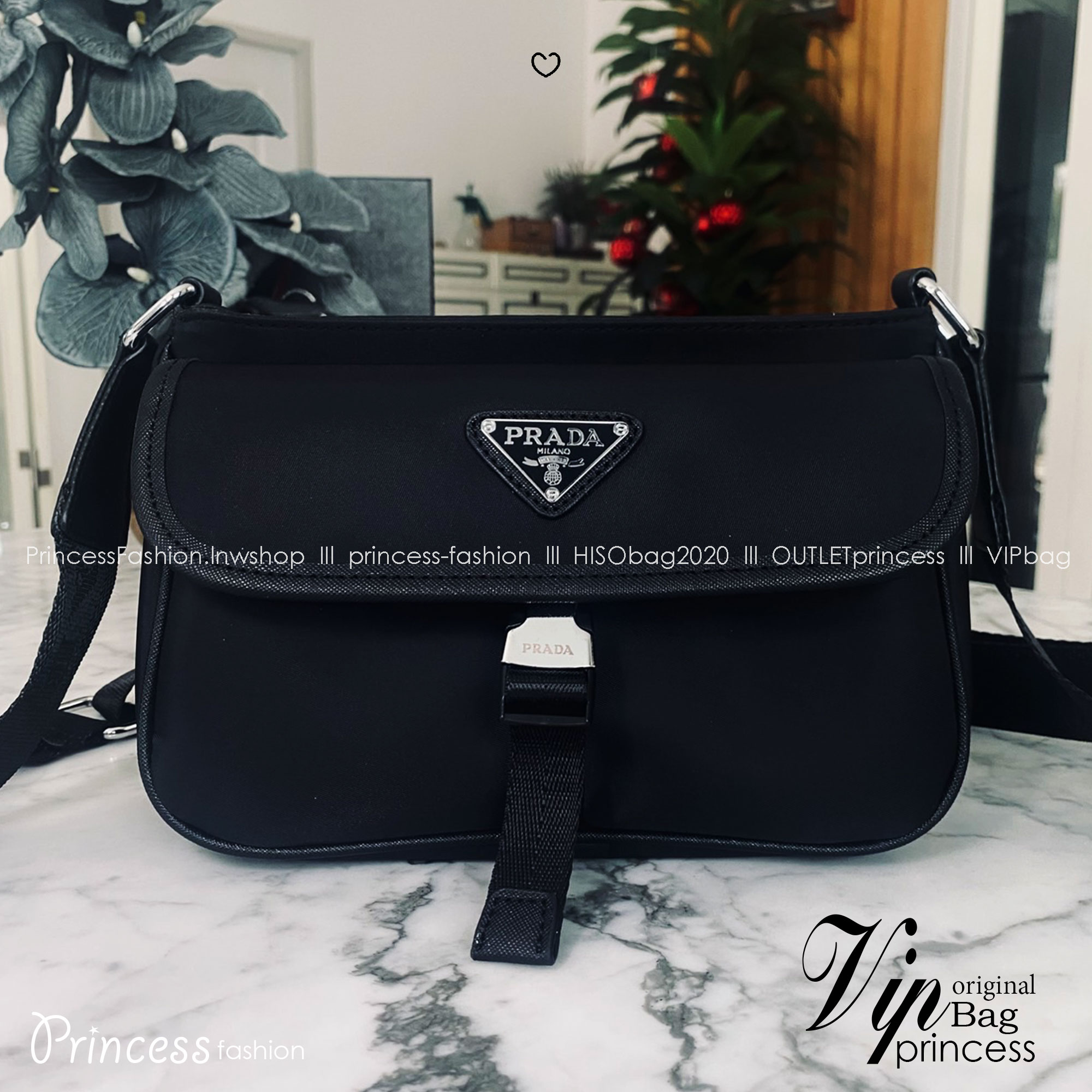Prada Re-Nylon Messenger Crossbody Bag กระเป๋าสะพายทรงแมสเซ็นเจอร์ รุ่น Unisex ใช้ได้ทั้งชายหญิง รุ่นยอดนิยมดีไซส์เรียบง่าย โทนสีดำคลาสสิกเข้าได้กับทุกลุค