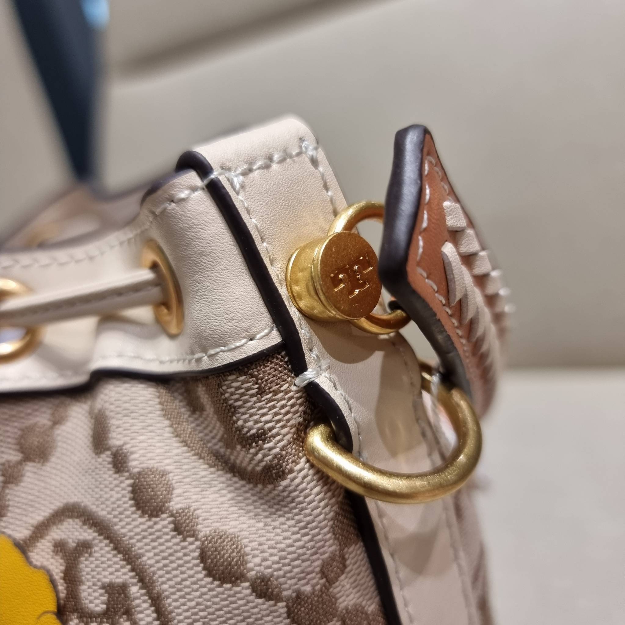 TORY BURCH T MONOGRAM FLORAL BUCKET BAG คอลเลคชั่นใหม่ พร้อมเสิร์ฟความสวยให้ถึงบ้าน!! กระเป๋าบัคเก็ตทรงยอดนิยม ดีไซน์ใหม่ล่าสุด สไตล์งานคราฟ มีลูกเล่นประดับดอกไม้กับตัวกระเป๋า และตัวรูดสาย วัสดุผ้า jacquard ตัดสลับหนังแท้ หูจับและขอบกระเป๋าตกแต่งลายสานสวย