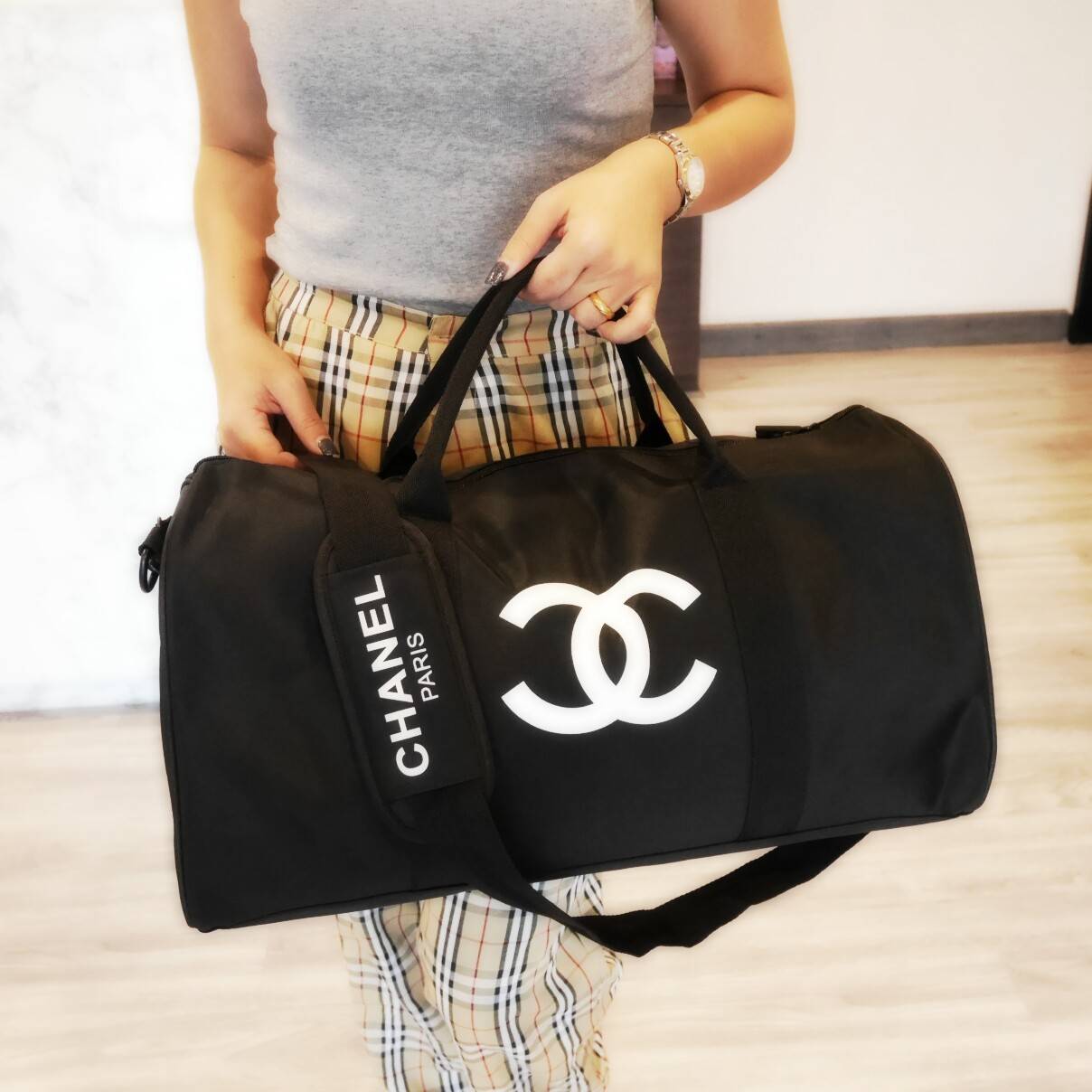 งานพรีเมี่ยมกิ้ฟ จากเคาเตอร์ต่างประเทศนะคะ 🎈 New item! ใช้ได้ทั้งหญิงชาย มาละค้ากับ travel & fitness bag จากงานพรีเมี่ยมกิ้ฟแบรนด์หรูอย่าง Chanel ของแท้100% ตัวกระเป๋าเป็นผ้า Oxford หนาอย่างดี สกรีนโลโก้แบรนด์ตัดสีขาว เปิดปิดด้วยซิปแบรนด์ อะไหล่คุ