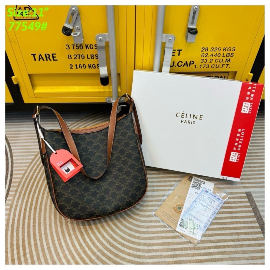 CELINE HELOÏSE CUIR TRIOMPHE Small Bag in Triomphe Canvas กระเป๋าสะพายทรงโฮโบ คอลเลคชั่นใหม่ ฮิตข้ามปี ใบใหญ่จะสัมภาระได้เยอะ รูปทรงใช้งานง่ายที่สุด สายสะพายในตัว สวยหรูผู้ดี