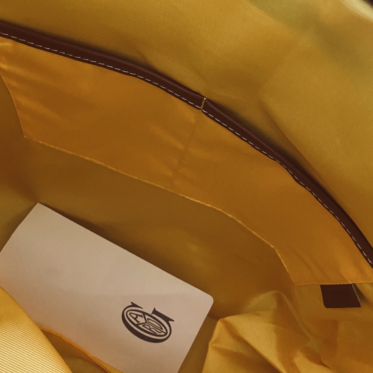 Goyard Boeing Travel 55 Duffle Bag กระเป๋าเดินทางใบใหญ่ ดีไซน์สวยคลาสสิกเป็นเอกลักษณ์ ไอเท็มที่จะทำให้การเดินทางไม่ธรรมดาอีกต่อไป ด้วยดีเทลความเป็นเอกลักษณ์ เรียบแต่หรู ภายในจุของได้เยอะมาก