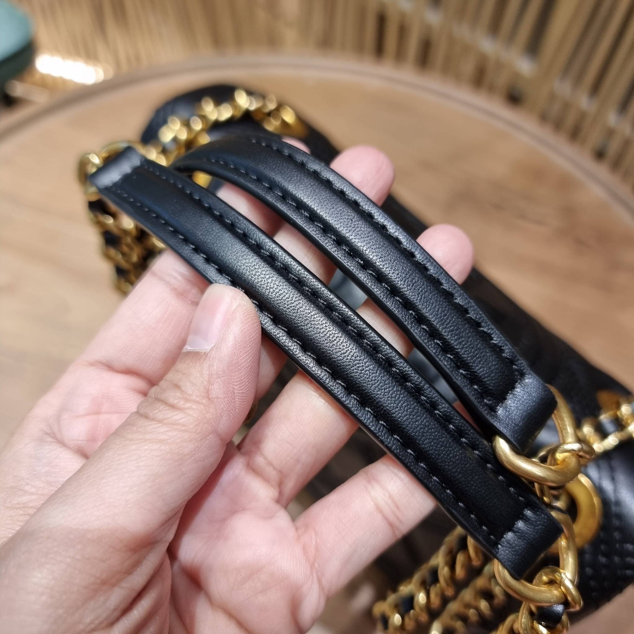 TORY BURCH FLEMING SOFT CONVERTIBLE SHOULDER BAG รุ่นหายากที่สาวๆตามหา มาพร้อมเสิร์ฟความสวยถึงบ้านไปเลยจ้า รอบนี้คัดสีสวยๆมาให้ได้ช้อปกันอย่างจุใจไปเลย กระเป๋าสะพายไหล่ หนังแท้นิ่มเต็มใบ สวยหรูดูแพง เปิด-ปิดด้วยตัวกดล็อคแน่นหนา สายสะพายในตัวปรับใช้ได้ 2 แ