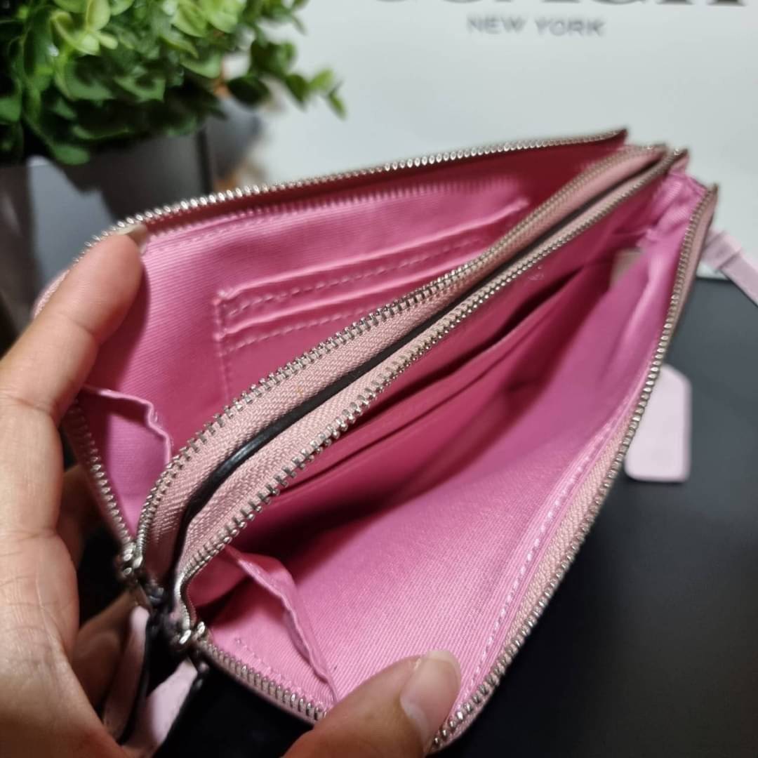 COACH F87591 DOUBLE CORNER ZIP WALLET IN SIGNATURE COATED CANVAS คล้องมือรุ่น 2 ซิป!! มาแล้วจ้า 🌟🤗 ไซส์นี้คือเหมาะมือจริงๆ พกง่ายเช่นเคย ไม่ต้องกังวลว่าจะเกะกะหรือกินพื้นที่กระเป๋าหลัก วัสดุหนังแคนวาสเคลือบลาย มีช่องหลักแยก 2 ช่อง ภายในบุผ