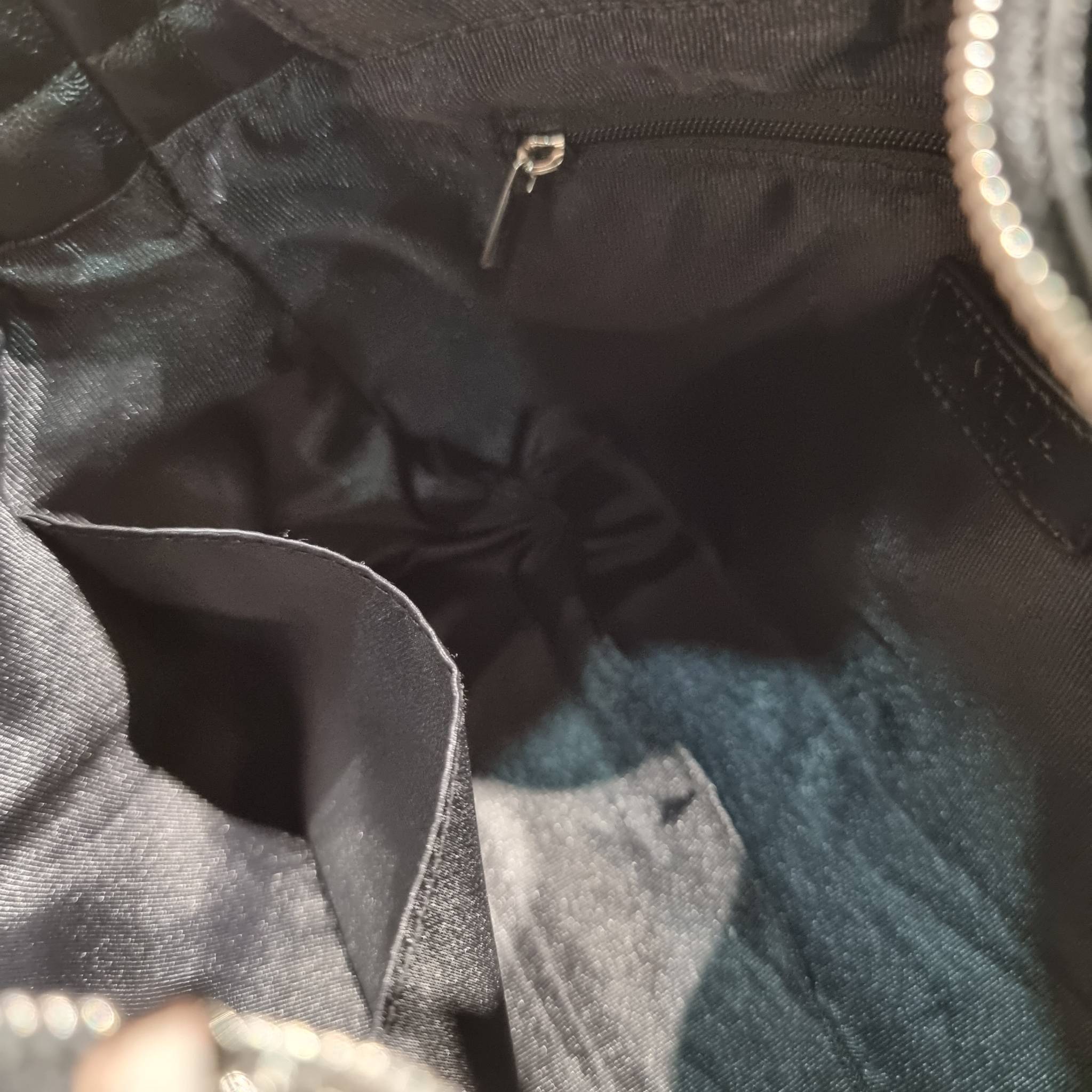 PRADA LEATHER PADDED BAG ใหม่ล่าสุด กับคอลเลคชั่นที่ทำออกมาตอบโจทย์ได้ทุกไลฟ์สไตล์ และเป็นยูนิเซ็กส์ กับกระเป๋าทรงโท้ท ขนาดกำลังดี