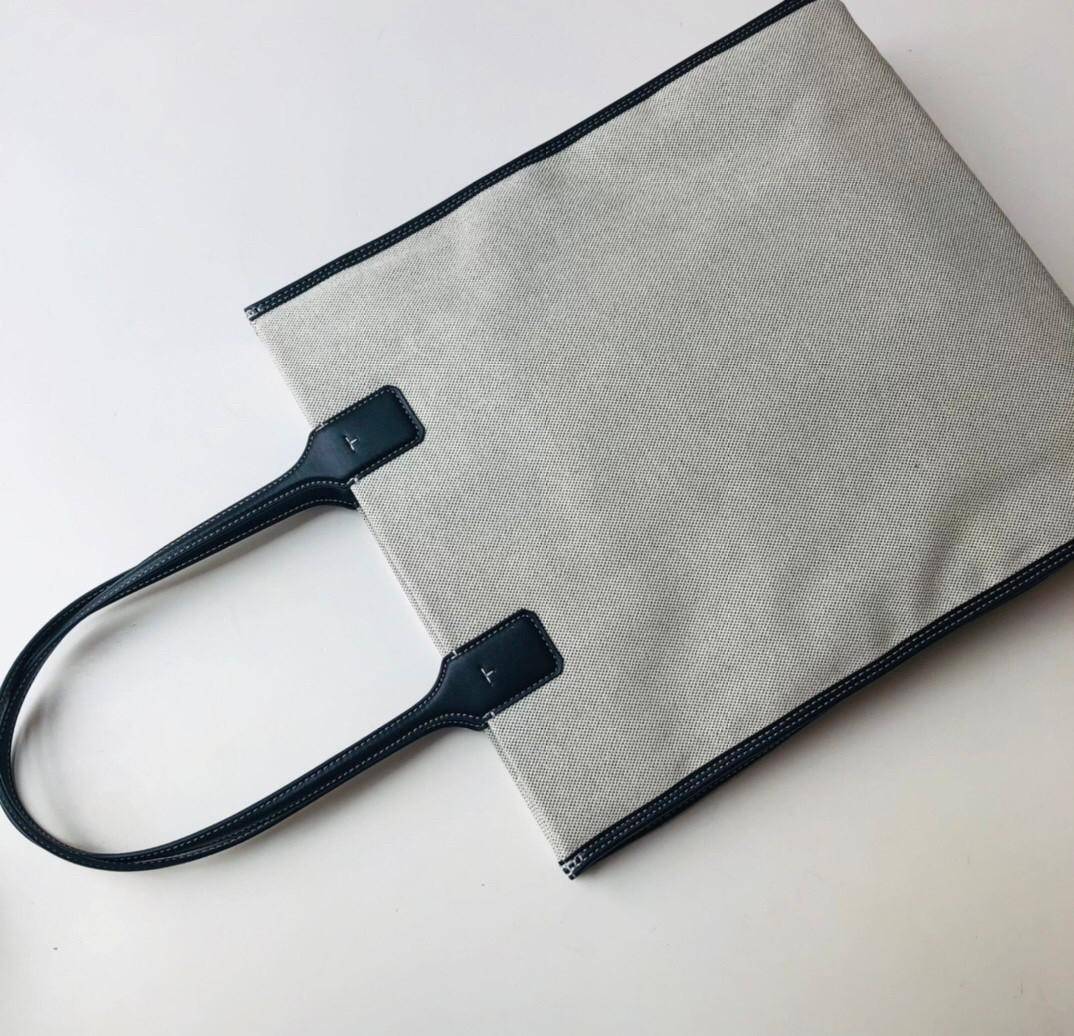 ของแท้ 💯% 】Tory Burch Ella N/s Tall Canvas Tote In Neutrals กระเป๋าถือ วัสดุผ้า Canvas ทรงสูง ประดับโลโก้แบรนด์หนังแท้ เปิด-ปิดด้วยแม่เหล็ก ด้านในโล่ง มี1ช่องซิป และ1ช่องเล็ก ใส่ของจุกจิก น้ำหนักเบา จุของได้เยอะ คุ้มสุดๆไปเลยค่า