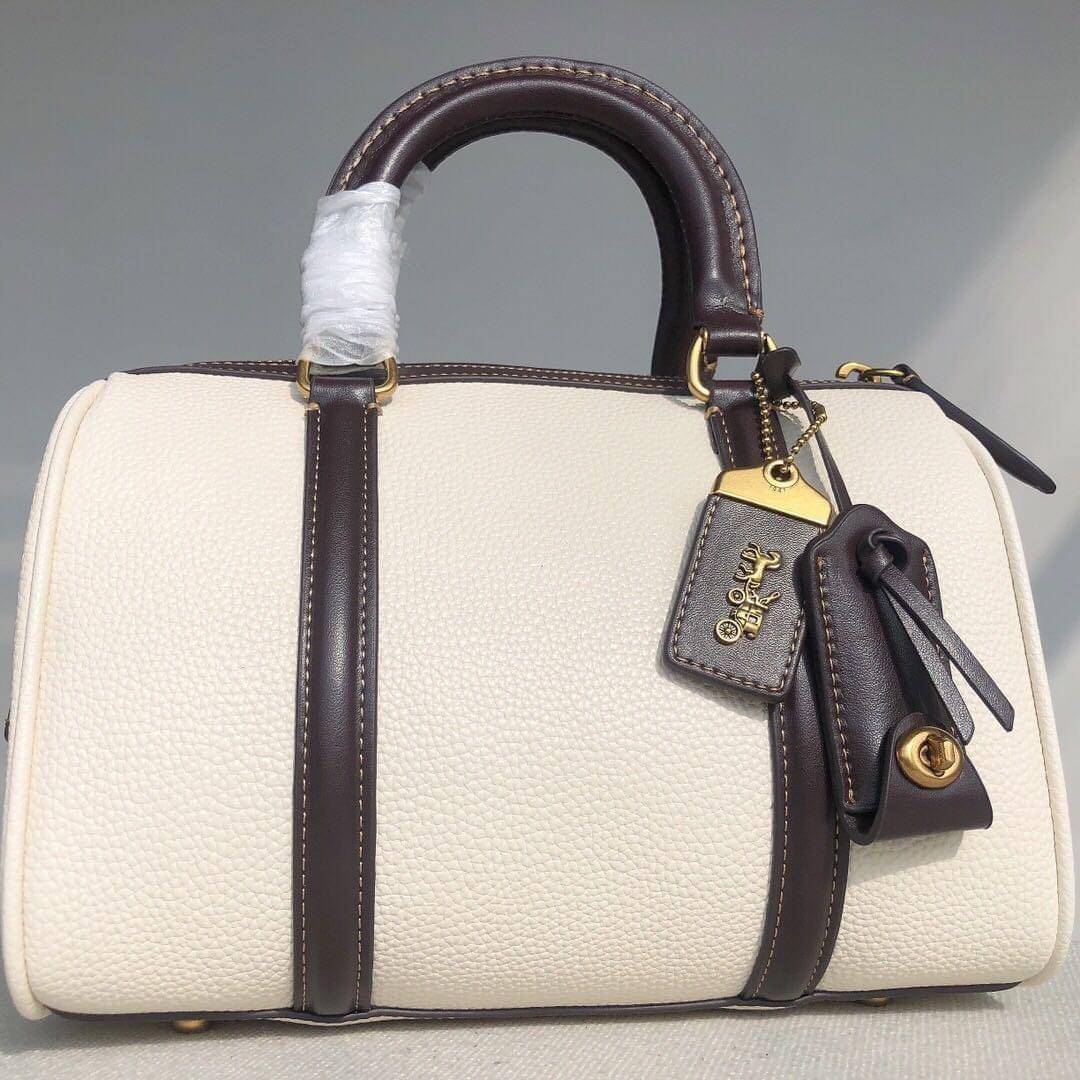 Coach ruby satchel 25 in colorblock C8530 / Coach Boston pillow bag ใหม่ก่อนใคร ไม่ต้องรอพรี! กับกระเป๋าทรงหมอนดีไซน์ใหม่ เพิ่มดีเทลความหรู มาพร้อมหูจับในตัว และสายสะพายครอสสีเข้ากับตัวกระเป๋า ภายในโล่งกว้าง ใส่ของได้สบายๆ จุได้แบบเน้นๆ ใบจริงมีเสน่ห์ดึงด