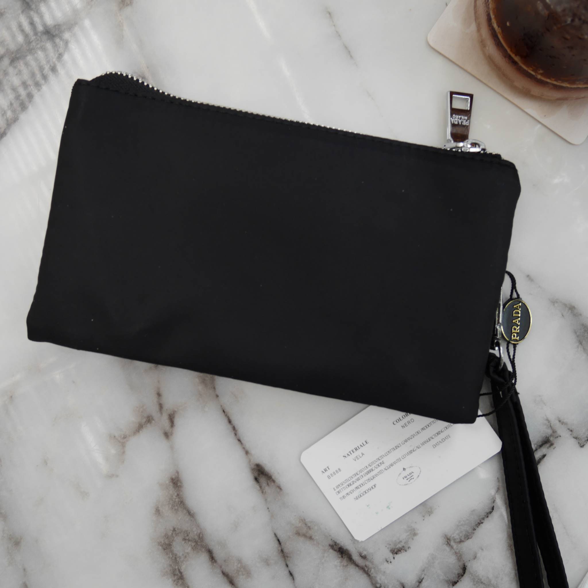 ได้งานมินิน่ารัก กระเป๋าคล้องมืองานพรีเมี่ยมกิ้ฟท์ จาก PRADA มาค้า ตัวนี้คุ้มสุดๆ โดดเด่นที่ ตัวกระเป๋าผ้าไนล่อน **อะไหล่เงินเงา น้ำหนักเบา สายคล้องแขนถอดได้ มีช่องแบ่งเก็บของ 3 ช่องซิปเลย ช่องตรงกลางสามารถ ใส่บัตรได้ด้วยค้า ใส่ iphone6 ได้น้าาา **สวยคุ้ม