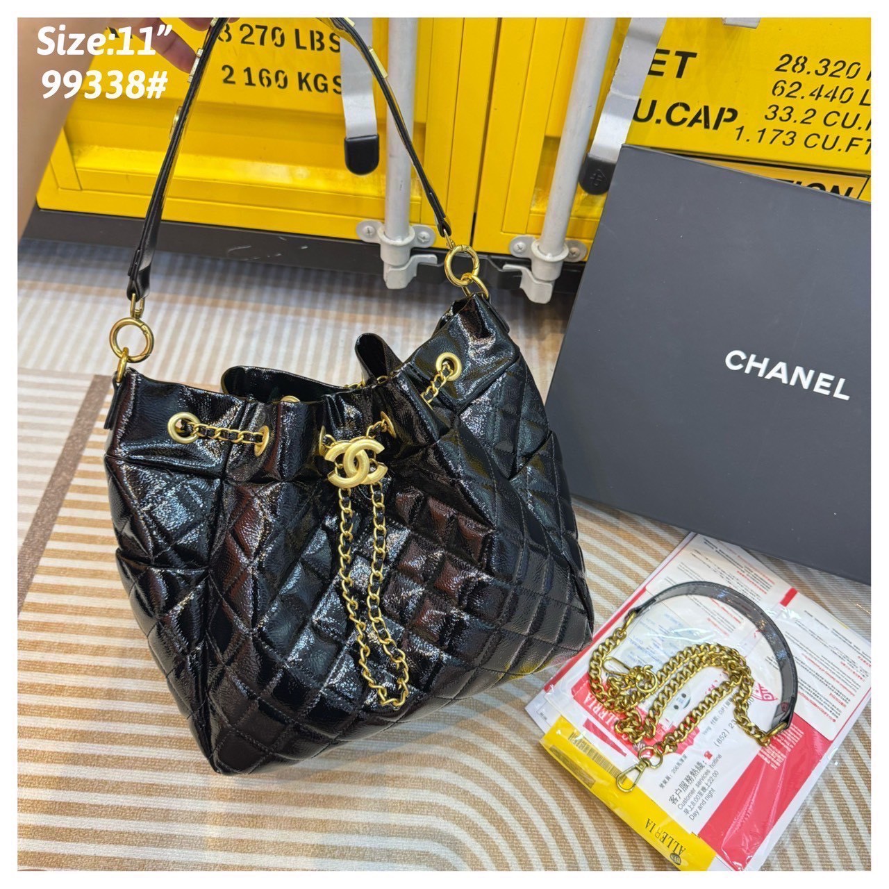 Chanel Bucket Bag กระเป๋าสะพายทรงบัคเก็ต สายสะพายโดดเด่นด้วย font โลโก้สีทองสวยหรู มีช่องใส่ของด้านข้างตอบโจทย์การใช้งานได้ดี ภายในโล่งกว้าง จุของได้เยอะ คุ้มค่ามากๆ