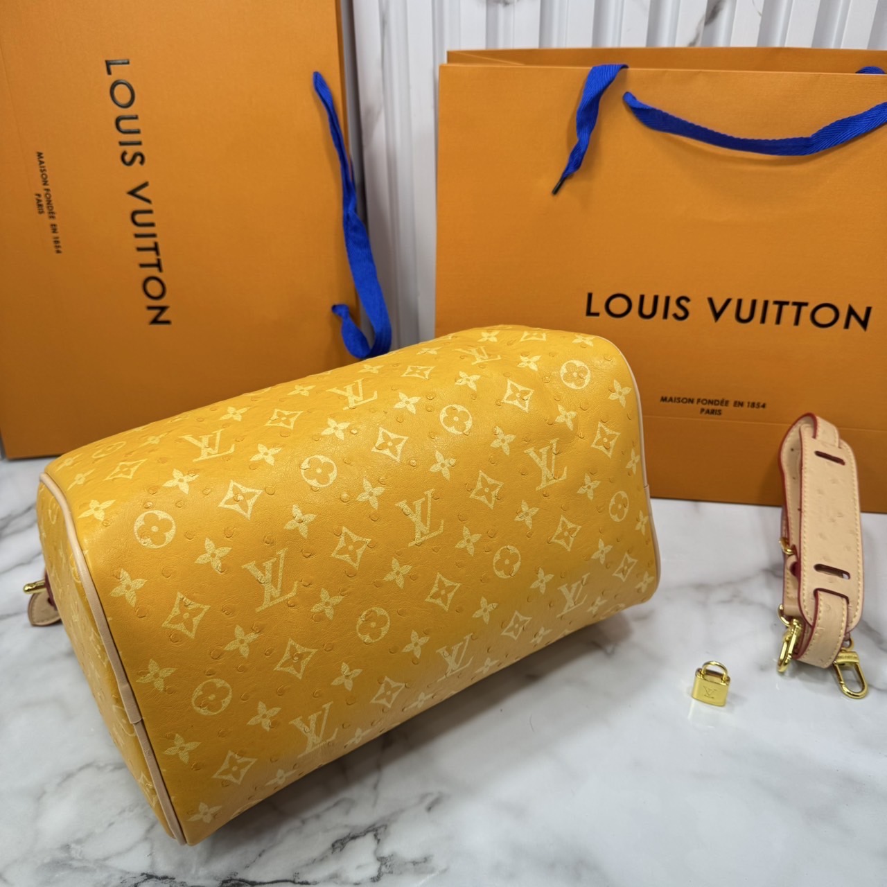 ORI หนังแท้ | LV Speedy P9 Bandoulière 30 Bag กระเป๋าสะพายทรงหมอนสปีดี้ใบใหญ่ คอลใหม่ล่าสุดหรูหราโดดเด่น แต่งลายนูนเพิ่มเท็กเจอร์เต็มใบ รูปทรงใช้งานง่ายสวยตลอดกาล