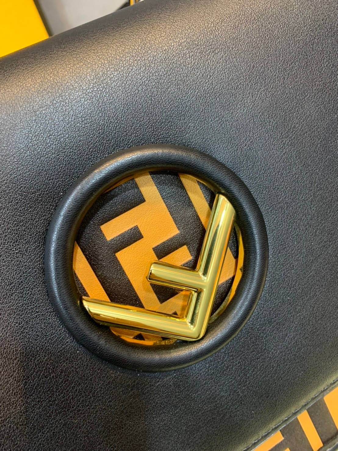 FENDI KAN leather bag เกรดออริจินอล ด้วยสีและลวดลายคลาสสิกตามแบบแบรนด์ เข้าได้กับสาวๆ ทุกสไตล์ บ่งบอกความเป็น FF ได้อย่างสมบูรณ์แบบ โทนสีแมตช์กับเสื้อผ้าได้ง่าย เสริมลุคสาวมั่นก็ลงตัว หรือเปลี่ยนมาติดสายสะพายยาวเพื่อสะพายคาดลำตัวก็ได้ความชิลและคล่องตัวไปอ