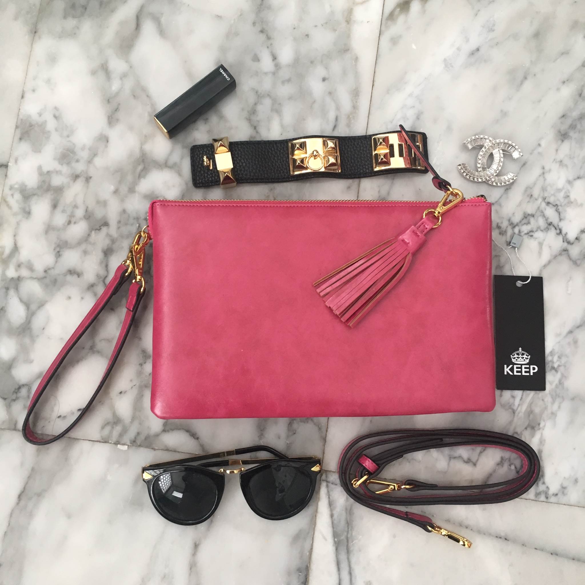 มาตามคำเรียกร้องคะสำหรับ size นี้ รอบนี้ ได้ ของ KEEP BRAND มาคะ รับรองความสวย 😍กระเป๋า KEEP Doratry shoulder &clutch bag ตัวกระเป๋าผลิตจากหนังแกะเทียม ตัดกับ ลายงู ลายหนังชัดเจน สวย อะไหล่ทองเพิ่มความหรูให้กับกระเป๋าสุดๆคะ 🌵จุดเด่นคือ สาม