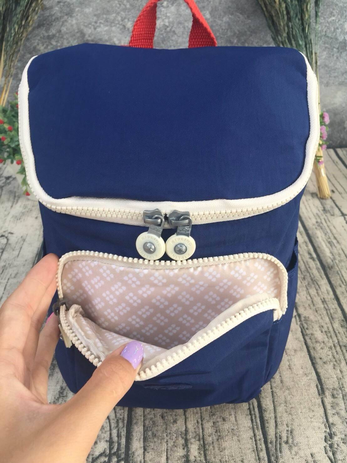 กระเป๋าเป้ Blakeney ไซส์ S จาก KIPLING ที่ออกแบบมาสำหรับผู้หญิง มาพร้อมดีไซน์เบาะรองรับหลัง ซึ่งเหมาะสำหรับ active lifestyle สามารถเก็บของได้อย่างจุใจแต่มีน้ำหนักเบา รวมถึงมีคุณสมบัติกันน้ำช่วยป้องกันให้ของในกระเป๋าปลอดภัยไร้กังวล