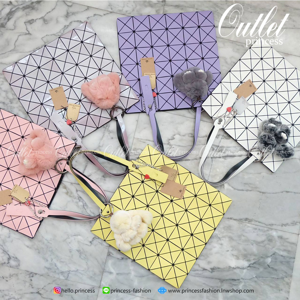 ทรงสุดฮิตจากแบรนด์ David Jones รุ่น Candy color ใบนี้ มาพร้อมกับน้องกระต่าย DV ขนฟู นิ่มๆ สีเข้า set กับกระเป๋าคะ กระเป๋า ทรง Tote ตัวกระเป๋าเย็บติด ด้วยแผ่นอคิลิค ตัดขอบลายวิ้งๆ สุดหรู ดีไซน์เกร๋ จุดเด่นที่ น้ำหนักเบา สามารถ ถือ หรือ สะพายไหล่ได้คะ ใบใหญ