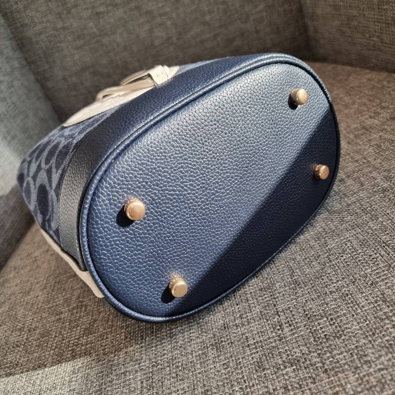 OUTLET 】COACH DEMPSEY DRAWSTRING BUCKET BAG IN SIGNATURE JACQUARD WITH STRIPE AND COACH PATCH C4101 C4102 พี่สาวใบใหญ่สุดสวยมาแล้วจ้า!! กระเป๋าทรงถังไซส์ใหญ่ ที่สาวๆรอคอย ใช้งานง่ายด้วยการรูดหนังปิดรอบปากกระเป๋า ทุกอย่างลงตัวที่สุด!! โดดเด่นด้วยลวดลายสีสั