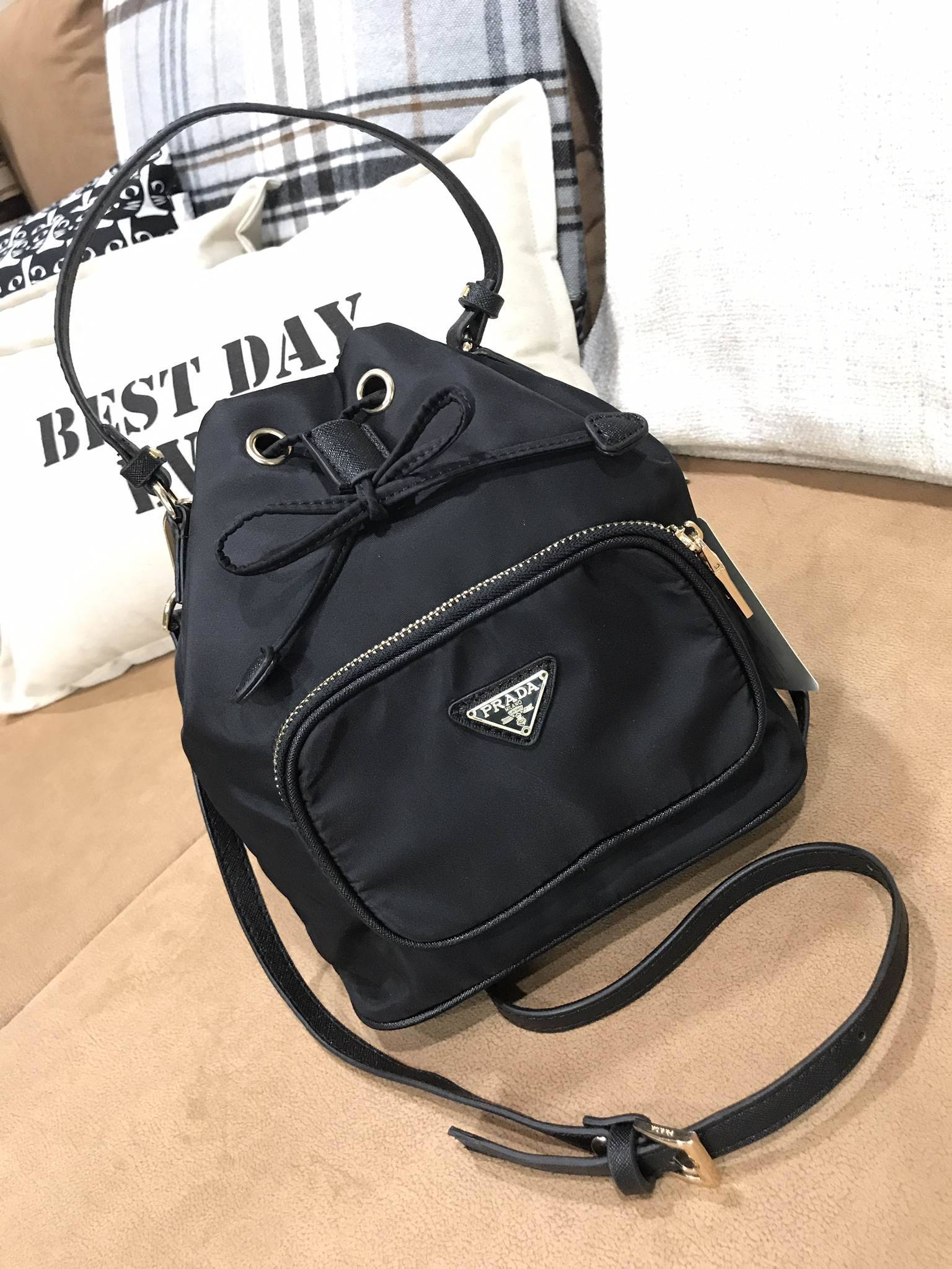 งานมินิน่ารัก🌸🌼 เข้าแล้วคะ งานพรีเมี่ยมกิ้ฟ จากเคาเตอร์ต่างประเทศคะ มาฝาก จากแบรนด์ PRADA **premiumgift ค่า เป็นกระเป๋าผ้า nylon silk **ไซส์มินิ เนื้อหนาซับในอย่างดี จุดเด่นคือ กระเป๋าสามารถ ปรับ ได้ 2 ทรงคือ ผูกเชือกกระเป๋า หรือ ดึงเชือกป