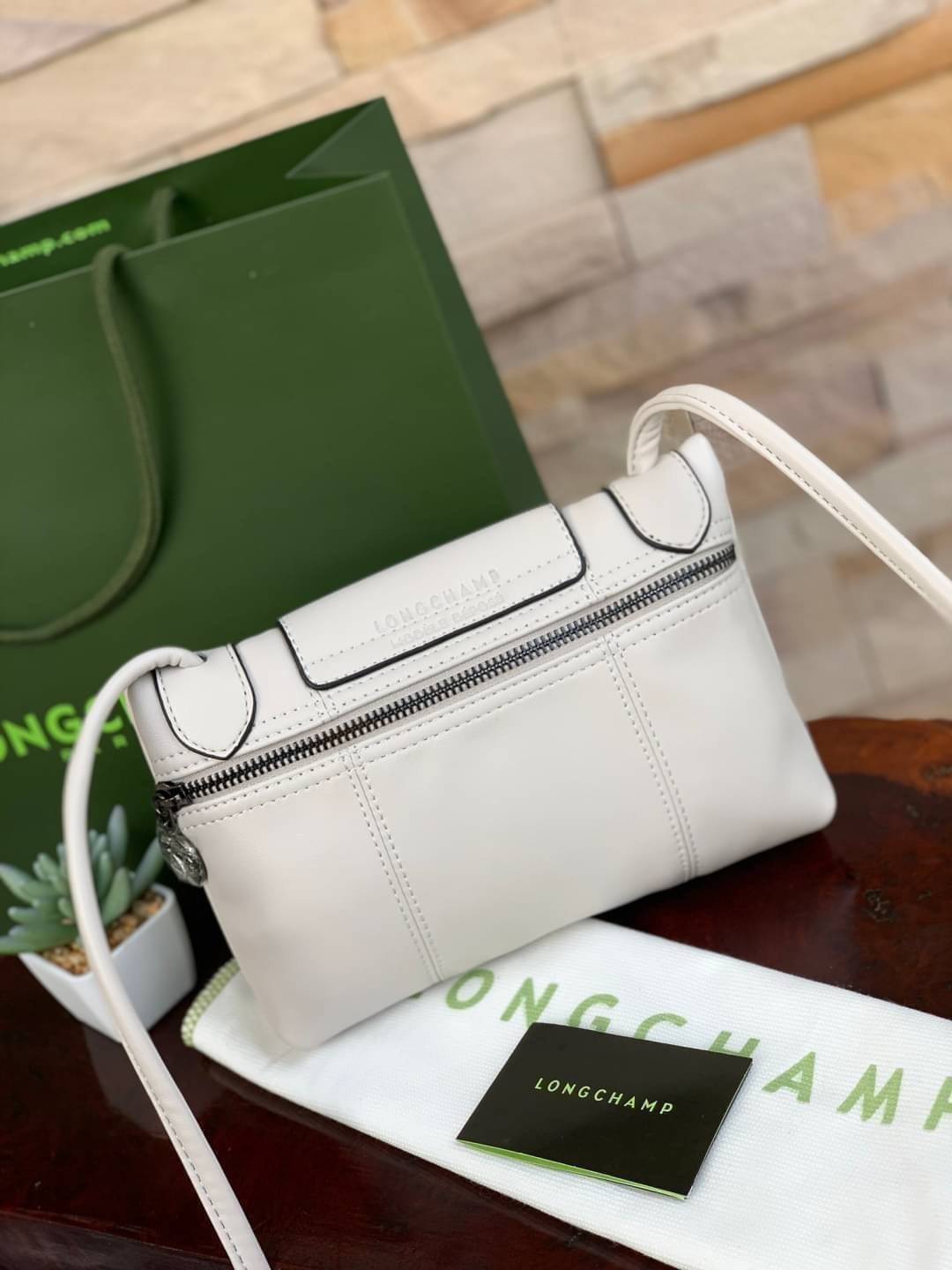 Longchamp Le Pliage Cuir Crossbody Bag อีกหนึ่งคอลเลคชั่น Le Pliage Cuir หนึ่งในตระกูลกระเป๋าสุดไอคอนิกจากแบรนด์ Longchamp และจัดการปรับดีไซน์ให้มีขนาดเล็กลงในทรงcrossbody กะทัดรัดสะพายแล้วคล่องตัว ด้วยดีไซน์ที่ดูเป็นเอกลักษณ์การใช้งานช่องหลักที่ซิปด้านหล