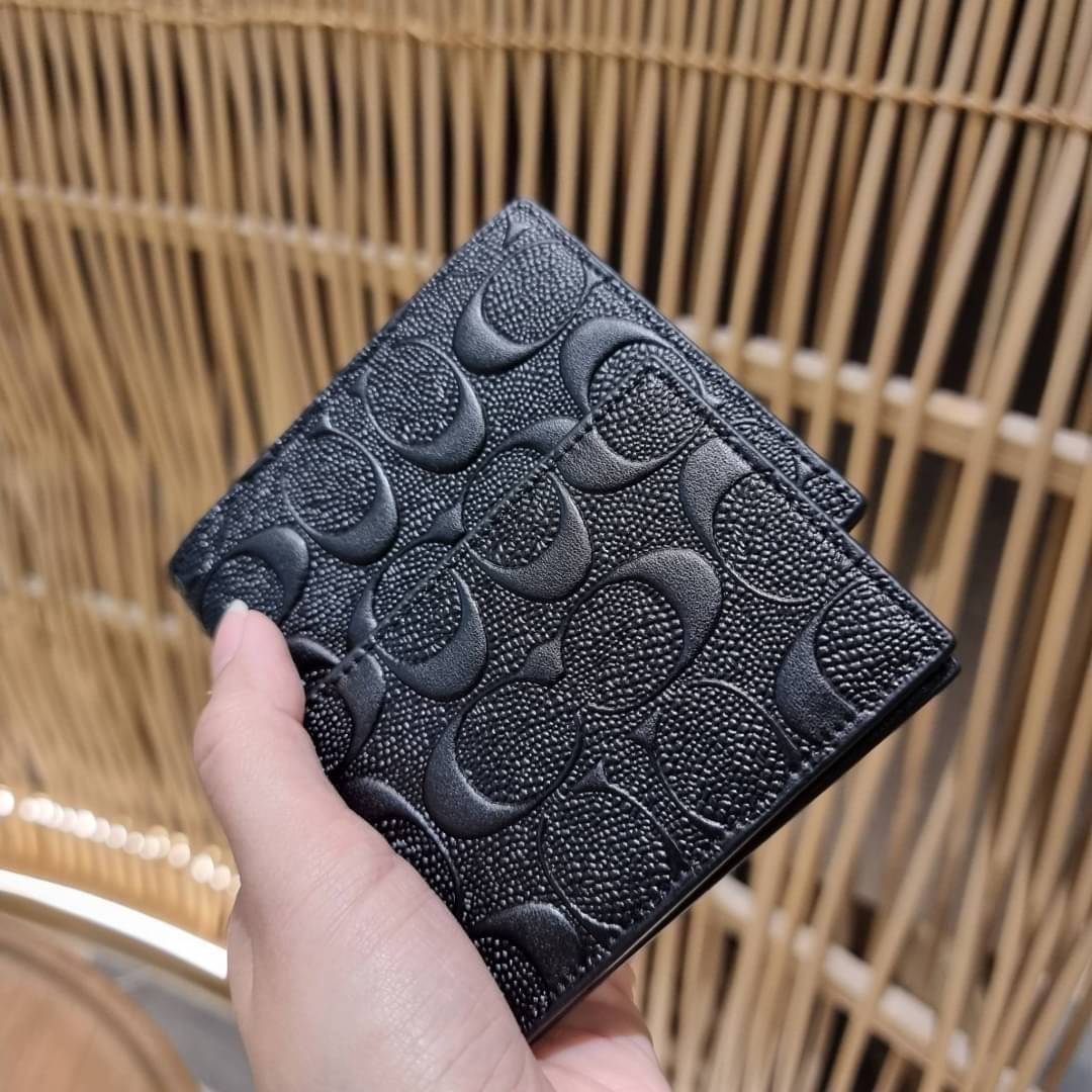 COACH 75371 COMPACT ID WALLET IN SIGNATURE CROSSGRAIN LEATHER กระเป๋าสตางค์ผู้ชาย ลาย c นูนเต็มใบ หนัง crossgrain อีกรุ่นที่ยอดขายไม่เคยตก 🤑🤑 ใบจริงดูผู้ดี ดูแพง!! ภายในมีช่องใส่บัตรได้เยอะ ใส่ธนบัตรได้ทุกใบ ซื้อให้คุณหนุ่มๆรับรองประทับใจไ