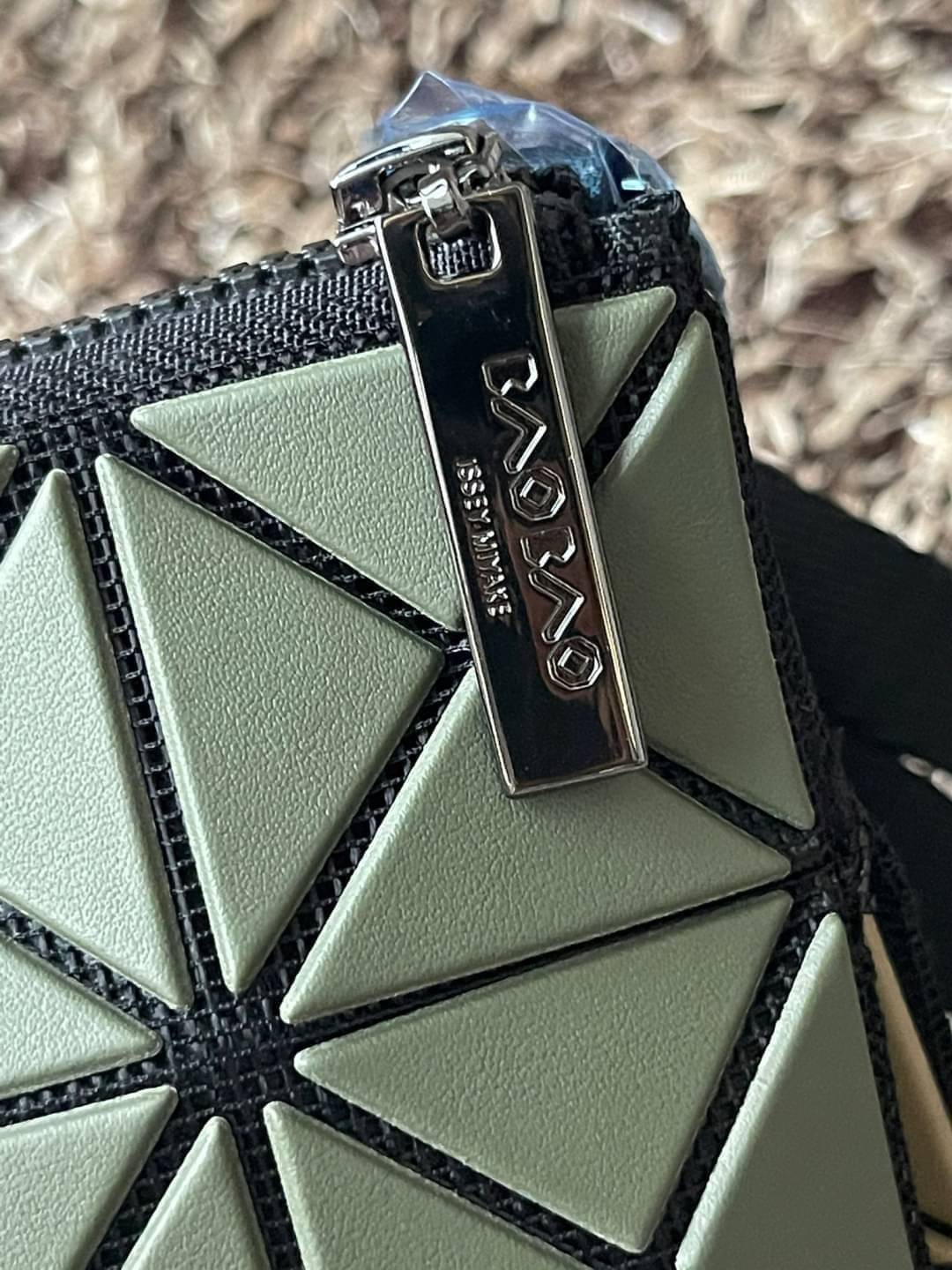 Baobao Issey Miyake Prism Kangaroo crossbody bag กระเป๋าสะพาย Crossbody รูปทรงสี่เหลี่ยมผืนผ้า ไซส์กำลังพอดี เห็นแบบนี้บอกเลยว่าใส่ของสำคัญได้แบบครบถ้วน ไม่ว่าจะเป็นโทรศัพท์ กระเป๋าตังค์ หรือพาวเวอร์แบงค์ จัดเป็นอีกหนึ่งรุ่นที่น่ารัก สายสะพายปรับได้ตามควา