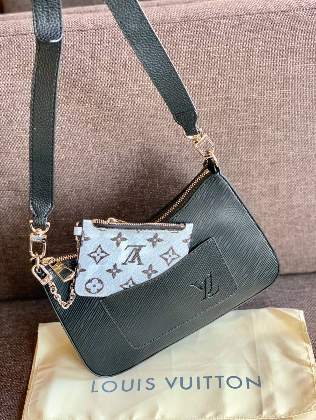 VIP 🥂 LOUIS VUITTON MARELLR EPI LEATHER รุ่นนี้ลายหนังเป็นลายไม้ มีโลโก้แบรนด์แบบฉลุด้านหน้า มาพร้อมกระเป๋าใบลูกแบบซิปจัดเก็บได้ตรงช่องด้านหน้า สามารถถอดออกแยกใช้งานได้ต่างหากนะคะ เปิดปิดกระเป๋าแบบซิป ภายในโล่ง สามารถใส่กระเป๋าเงินใบยาวได้;ของจุกจ