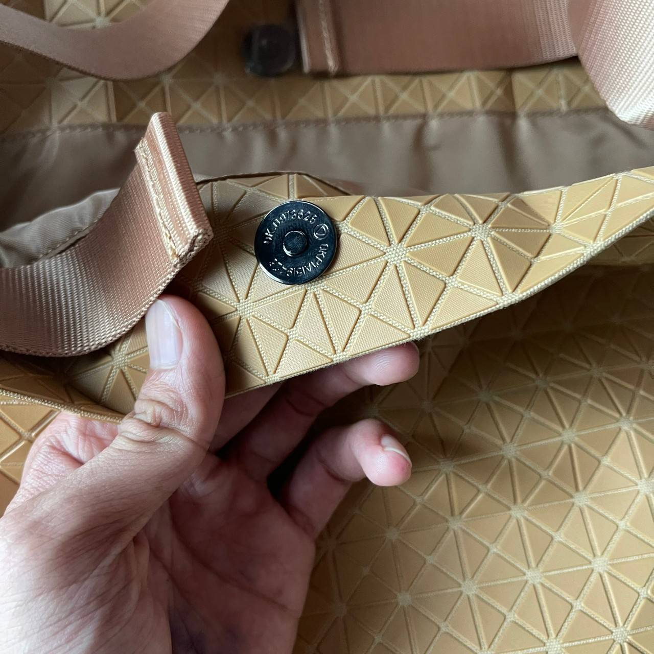 VIP 】Bao Bao Issey Miyake Cart Tote Bag พร้อมส่งที่ไทย รุ่นใหม่ล่าสุด สามารถใช้ได้ทั้งผู้หญิงกับผู้ชาย เบาสบายจุของได้เยอะสามารถทนทานต่อน้ำหนักได้สูงใช้งานได้ยาวๆเลยค่ะ