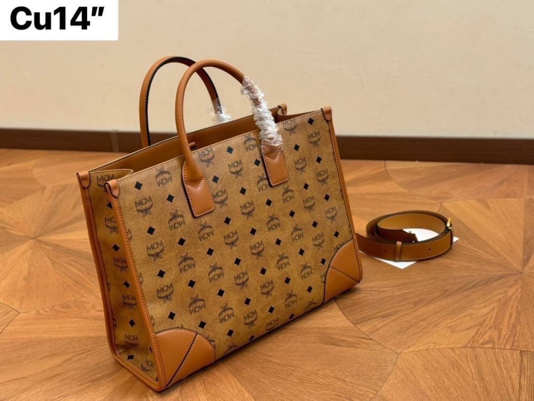 ORI | M.C.M MEDIUM MÜNCHEN TOTE IN VISETOS กระเป๋าโท้ทไซส์กลางจุได้เยอะ ใหม่ล่าสุด ใช้ได้ทั้งหนุ่มๆและสาวๆ รูปทรงคลาสสิค ดีไซน์เป็นเอกลักษณ์ แถมยังได้ใบลูกใส่ของจุกจิกได้อีก