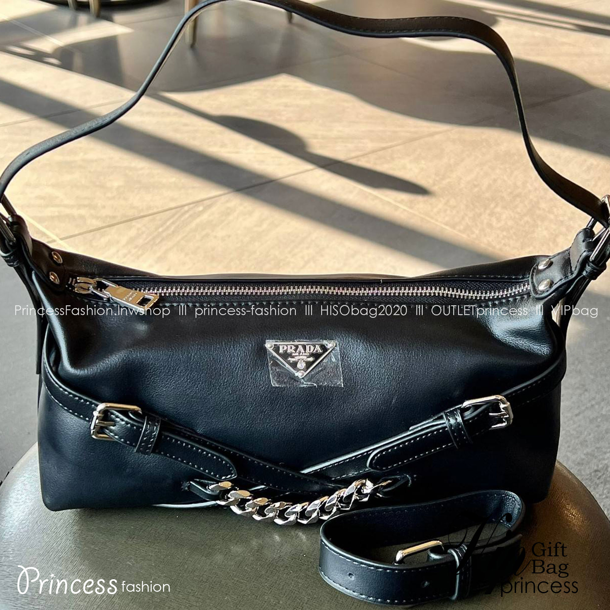 PRADA LEATHER SHOULDER BAG ใบเดียวเอาอยู่ตลอดวันเลยค่ะ! รุ่นนี้ใช้หนังอย่างดี หนังนิ่มซอฟมากๆ หลงรักแน่นอน!!