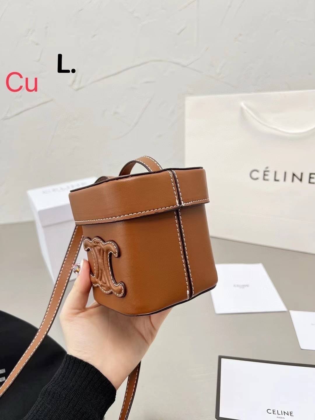 CELINE SMALL BOX CUIR TRIOMPHE IN SMOOTH กระเป๋าไซส์มินิน่ารัก การออกแบบโลโก้ที่สะดุดตาแบบวินเทจ ด้วยดีไซน์ที่ดูโฉบเฉี่ยว แต่คงความคลาสสิคอย่างเต็มเปี่ยม ทำให้เป็นที่ดึงดูดความสนใจของสาวๆ มีความคล่องตัวในการใช้งาน