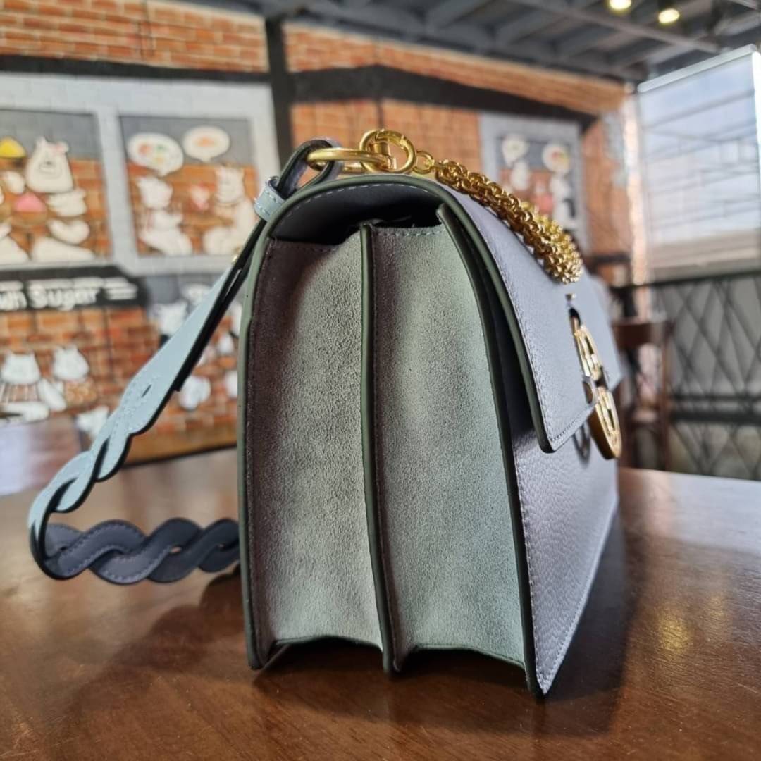 TORY BURCH MILLER SHOULDER BAG รุ่นยอดนิยม รุ่นหายาก รุ่นที่สาวๆตามหา ใบนี้เลย!! สวยหรู ผู้ดีทุกสี กระเป๋าสะพายไหล่ ดีไซน์อยู่ทรง คลาสสิคแฝงความหรูด้วยโลโก้สีทองอร่ามโดดเด่น วัสดุหนัง pepble สลับหนังวัวแท้ เปิด-ปิดด้วยกระดุมแม่เหล็ก ภายในโล่งกว้างมาก แบ่ง