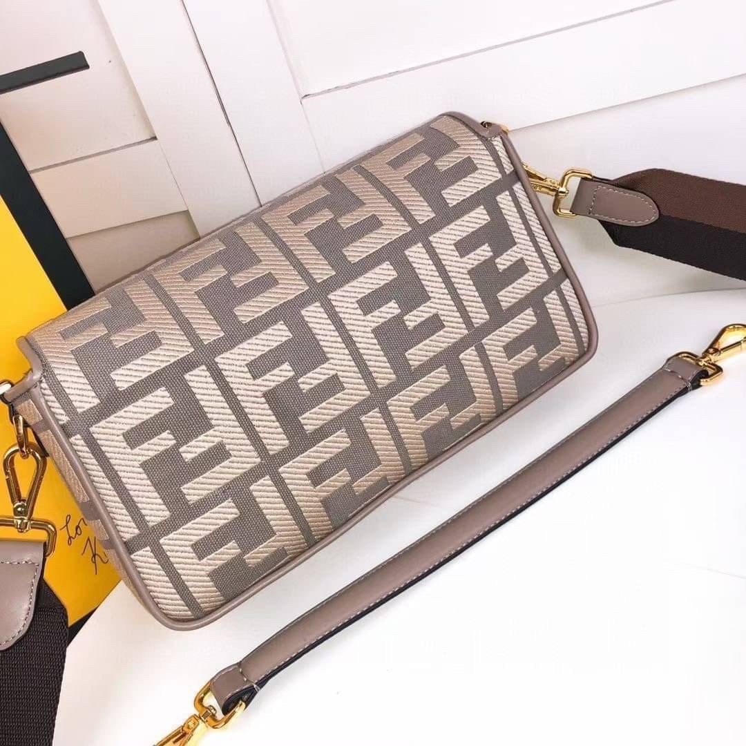 หนังแท้ Fendi Baguette bag in canvas with FF monogram medium กระเป๋าสะพายอันเป็นเอกลักษณ์ งานหนังแท้พร้อมทอลายนูน FF ที่มีการปักแบบทูโทน ตัดแต่งด้วยหนังและประดับด้วยตัวล็อค FF มาพร้อมสาย 2 แบบ สำหรับคล้องแขน และสายครอสบอดี้สีทูโทน ภายในเป็นช่องโล่ง ใส่โทร