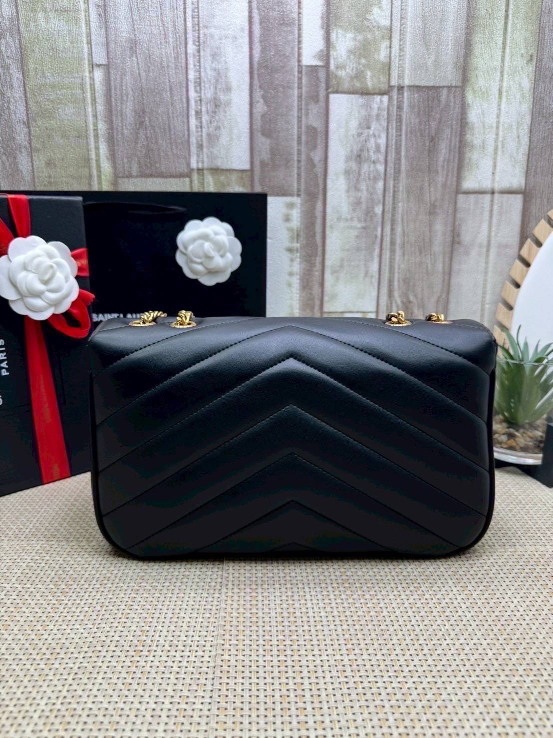 ORI หนังแท้ | 28cm YSL LOULOU medium in MATELASSÉ กระเป๋าสะพายสายโซ่าีทองหรูหรา งานหนังแท้เนื้อนุ่มตะเข็บเย็บลายเชฟรอนสวยหรูโดดเด่นเป็นเอกลักษณ์ 🤍 เกรดออริจินอล หนังแท้