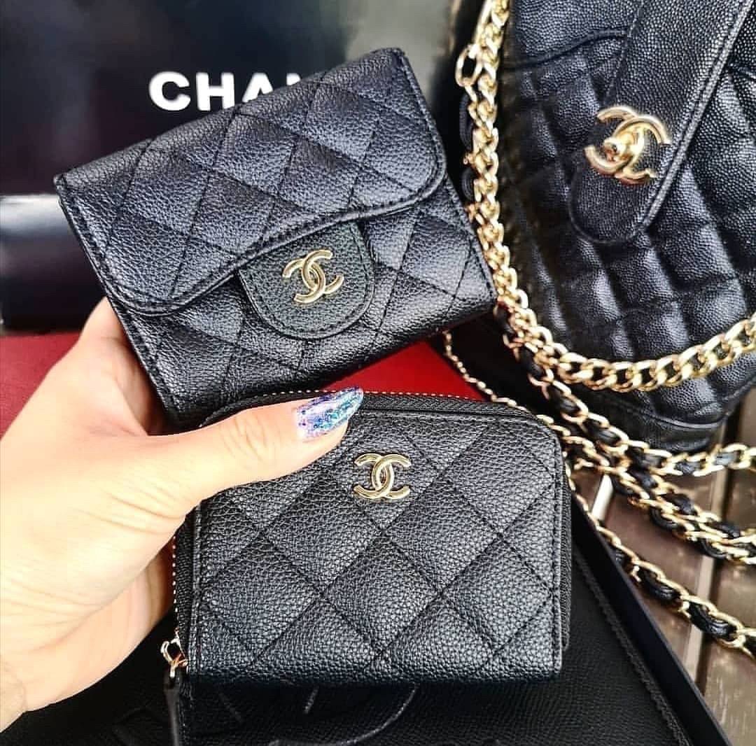 CHANEL SMALL ZIP WALLET พร้อมส่งที่ไทยแล้วค่ะ ♡♡ กับ กระเป๋าสตางค์ใบสั้น แนะนำรุ่นนี้คะ งานพรีเมี่ยมกิ้ฟท์จากเค้าเตอร์ต่างประเทศ **ทรงมินิน่ารักกก หนังสัมผัสลายด้าน จากแบรนด์ CHANEL (GWP) ด้านหน้ามีโลโก้แบรนด์ CC เปิดปิดด้วยซิปมีที่จับหนัง ด