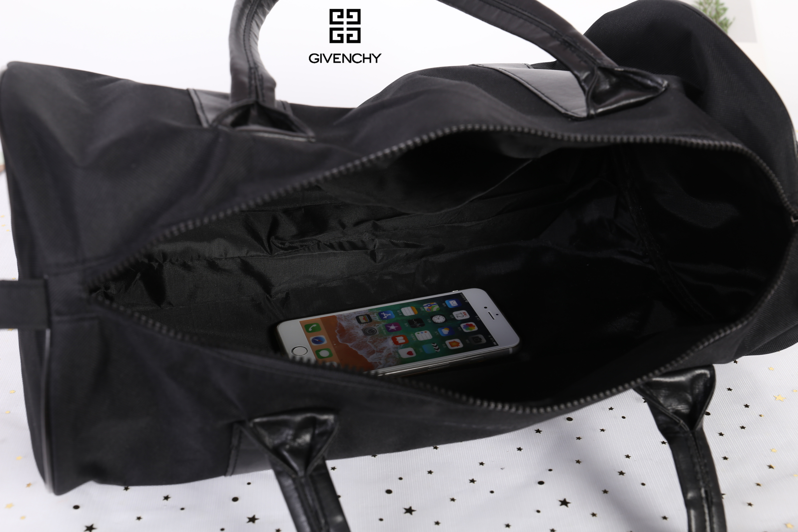 Givenchy Black Oxford Fabric Travel Bag สินค้าเป็นของใหม่ จากเค้าเตอร์เครื่องสำอาง/น้ำหอมของแบรนด์ กระเป๋าใบใหญ่สีดำ ทำจากผ้า Oxford สามารถกันน้ำได้ระดับนึง ด้านในบุด้วยผ้าซับสีดำอีกชั้น รุ่นนี้เป็นทรงกระบอก ตัวสายสะพายไหล่ทำจากหนัง แข็งแรงและทนทาน ใช้เป็