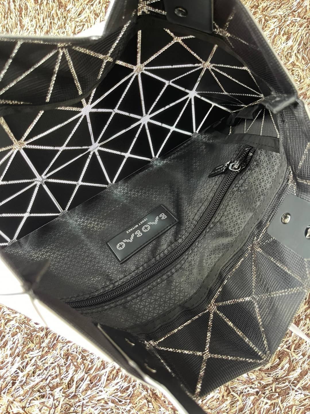 Baobao Issey Miyake 6x6 กระเป๋า Tote รุ่นนี้ถือว่าเป็นกระเป๋า Tote ไซส์กลางที่เหมาะกับการพกพาสิ่งของที่จำเป็นในทุก ๆ วัน มาพร้อมสายที่สามารถปรับได้ทั้งสองสาย และมีช่องใส่ของช่องเล็กด้านใน 1 ช่อง จุของได้เยอะแถมยังทนทาน ใช้เป็น Everyday Bag ได้เลยคะ พกพาสะ