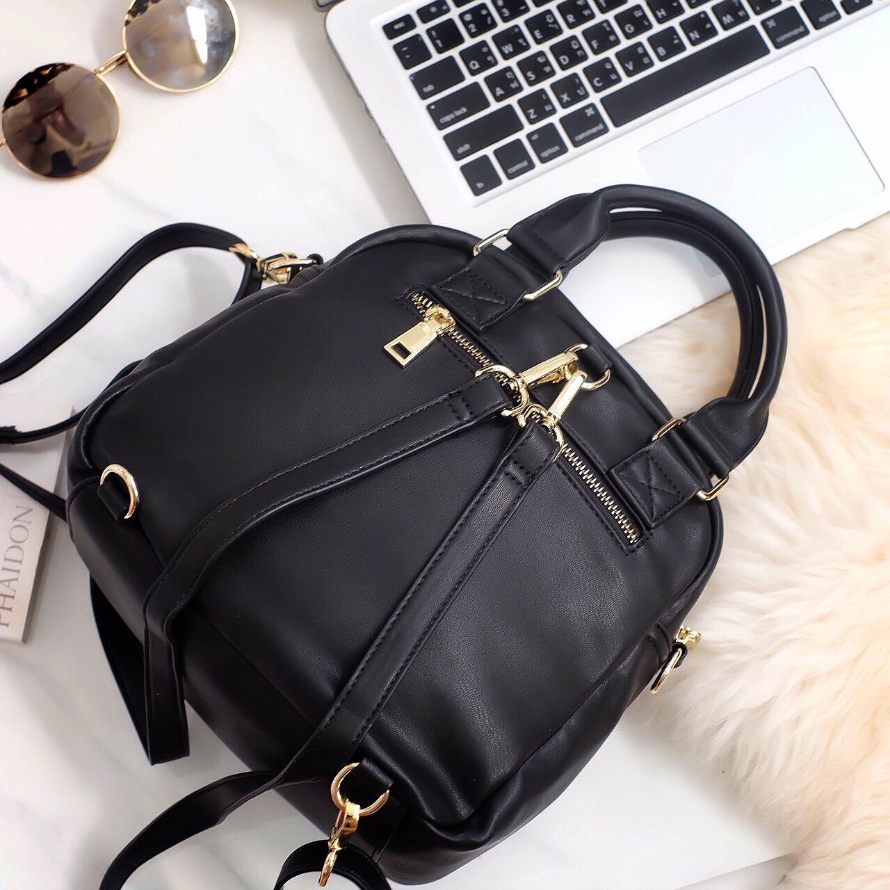 New arrival • KEEP Veeva Backpack • 🎒👟กระเป๋าเป้หนังแกะสังเคราะห์ นิ่มๆ ปรับ ถือ/สะพายได้หลากหลายการใช้งานคะ 👑กระเป๋าเป้สวยๆ 3in1 ปรับการใช้งานได้หลากหลายรูปแบบ ใบนี้ ร้านแนะนำเลยคะ ตัวกระเป๋าเป็นหนังแกะสังเคราะห์ นิ่มมาก น่ำหนักเบ