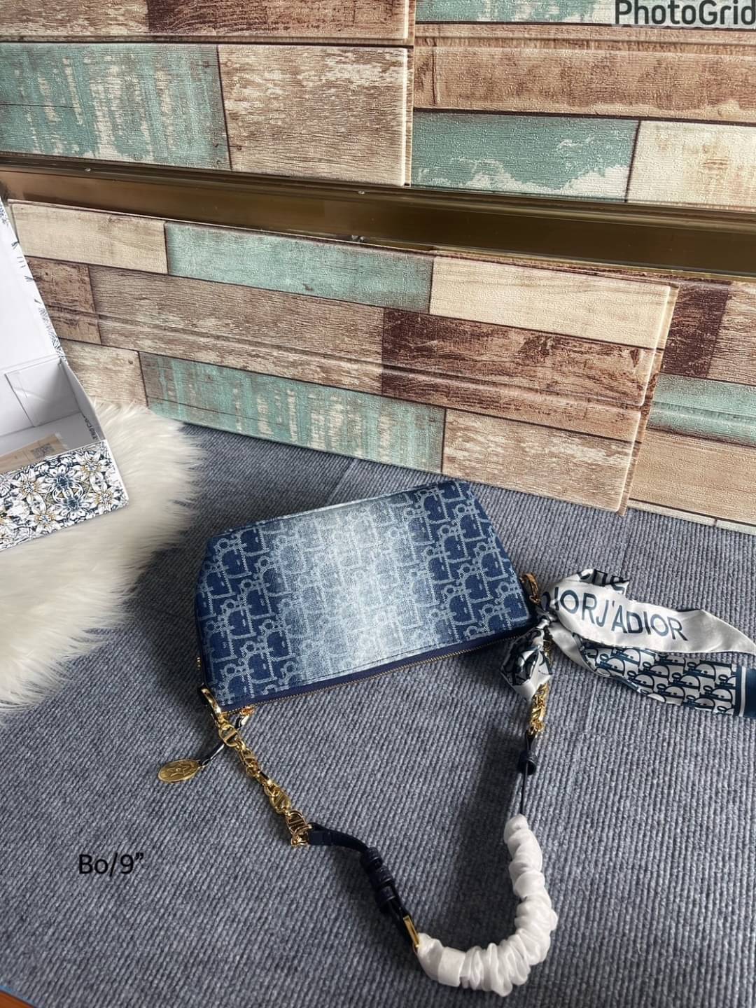 DIOR Pouch Denim with Short Chain กระเป๋าทรงพอชใบเล็กกะทัดรัด รุ่นเดนิมฟอกอะไหล่ทองสวยงาม ใช้งานง่ายพร้อมสายสะพายหนังสลับโซ่ ใบจริงสวยมากค่ะ