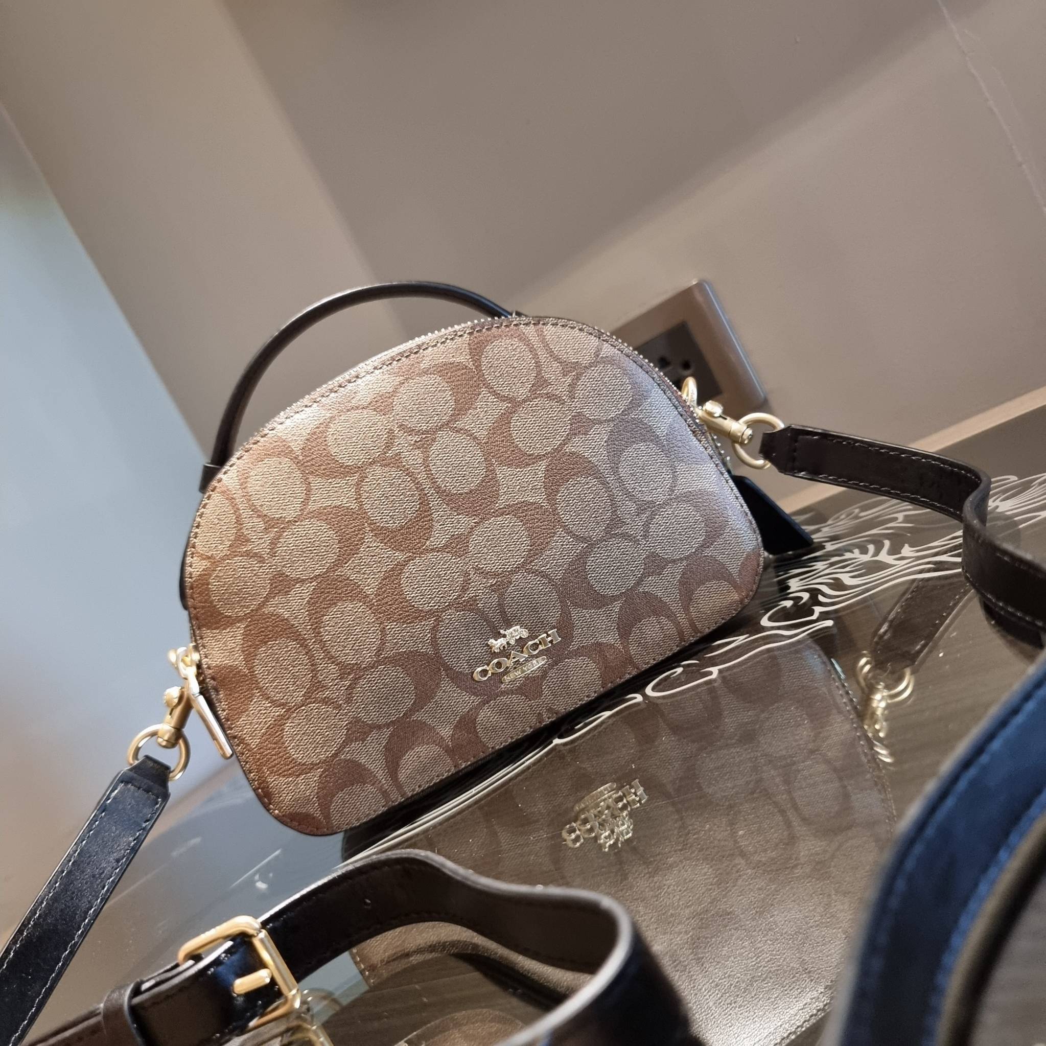 OUTLET 】COACH 1591 SERENA SATCHEL IN SIGNATURE CANVAS กระเป๋าสะพายคอลเลคชั่นยอดฮิต ดีไซน์ลุคผู้ดี ต้องยกให้น้องใบนี้เลย!! จัดสีขายดี สีลุคคุณหนูมาให้ สวยตาแตก!! วัสดุหนังแคนวาส เปิด-ปิดด้วยซิป 2 ช่องหลัก ภายในเป็นช่องโล่ง เก็บของได้แบบสบายๆ ใส่มือถือได้ทุ