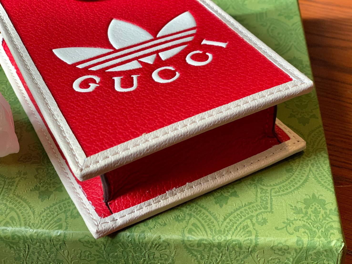 VIP 🥂 LIMITED EDITION Gucci x adidas Phone Case ไม่มีได้ยังไง สวยขนาดนี้ ที่หนุ่มๆสาวๆต้องมีติดตัวค่ะ 💙กระเป๋าใส่มือถือ หนังแท้ 🔺สีน้ำตาลอมเหลือง สัสดุJacquard ทอลายGG ค่ะ ด้านหน้าทั้ง3สี มีโลโก้แบรนด์แบบนูนอันเป็นสัญลักษณ์ของคอลเล