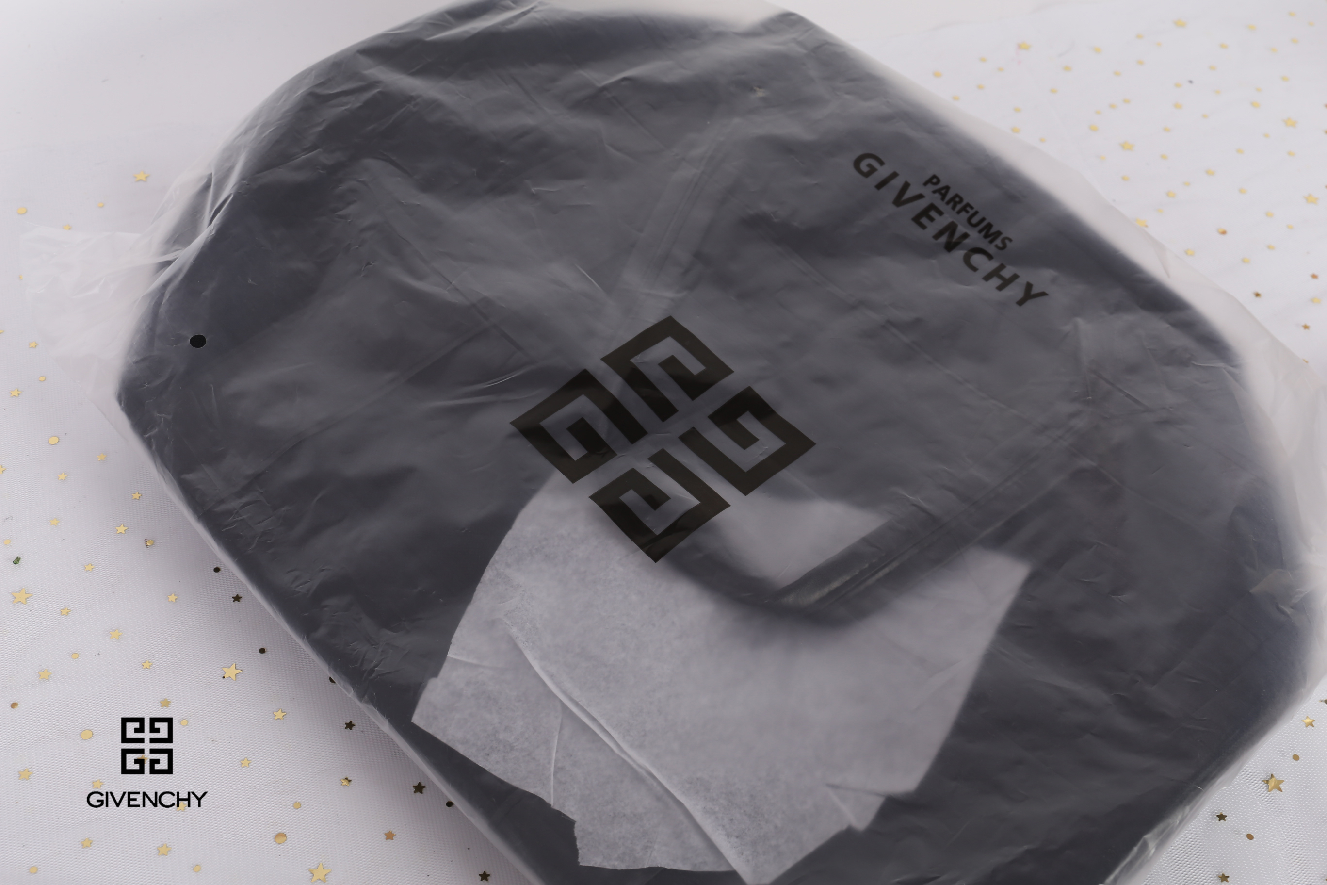 Givenchy Black Oxford Fabric Travel Bag สินค้าเป็นของใหม่ จากเค้าเตอร์เครื่องสำอาง/น้ำหอมของแบรนด์ กระเป๋าใบใหญ่สีดำ ทำจากผ้า Oxford สามารถกันน้ำได้ระดับนึง ด้านในบุด้วยผ้าซับสีดำอีกชั้น รุ่นนี้เป็นทรงกระบอก ตัวสายสะพายไหล่ทำจากหนัง แข็งแรงและทนทาน ใช้เป็