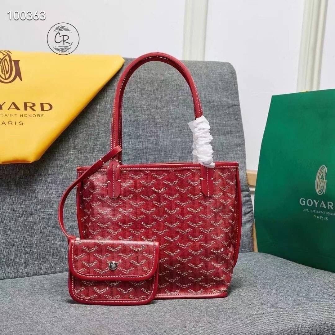 GOYARD ANJOU TOTE MINI ฮอตไอเท็ม กับกระเป๋าสะพายทรงโท้ท ไซส์มินิ กะทัดรัดมาก มาครบสีขายดี เลิศทุกสี รูปทรงคลาสสิค ดีไซน์เป็นเอกลักษณ์ ใช้งานได้หลากหลาย สามารถกลับด้านใช้ได้แบบไม่มีเบื่อ