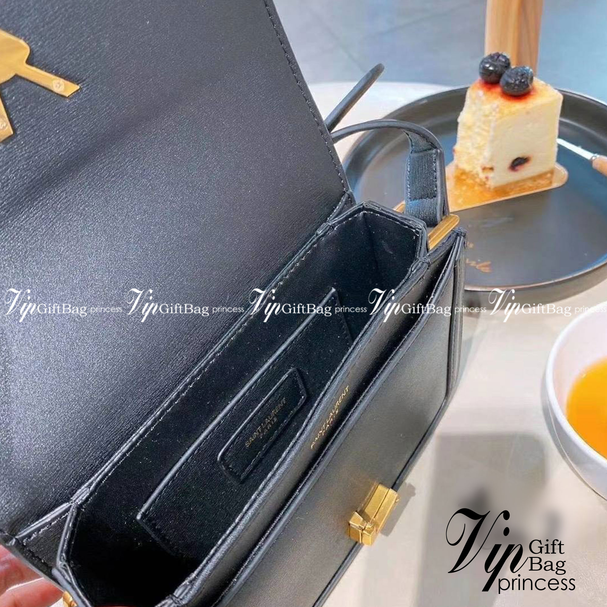 ไอเท็มขึ้นแท่น the best seller!! YSL SOLFERINO SATCHEL LEATHER / YSL crossbody bag กระเป๋าสะพายข้าง โลโก้โดดเด่น ดีเทลดูแพงด้วยตัวล็อค ใช้งานง่าย แน่นหนา งานหนังสวยเต็มใบ ภายในเป็นช่องโล่ง ใส่ของสำคัญได้เลยสบายๆ สายสะพายครอส ปรับใช้ได้ตามตัว ใบจริงสวยคม ร