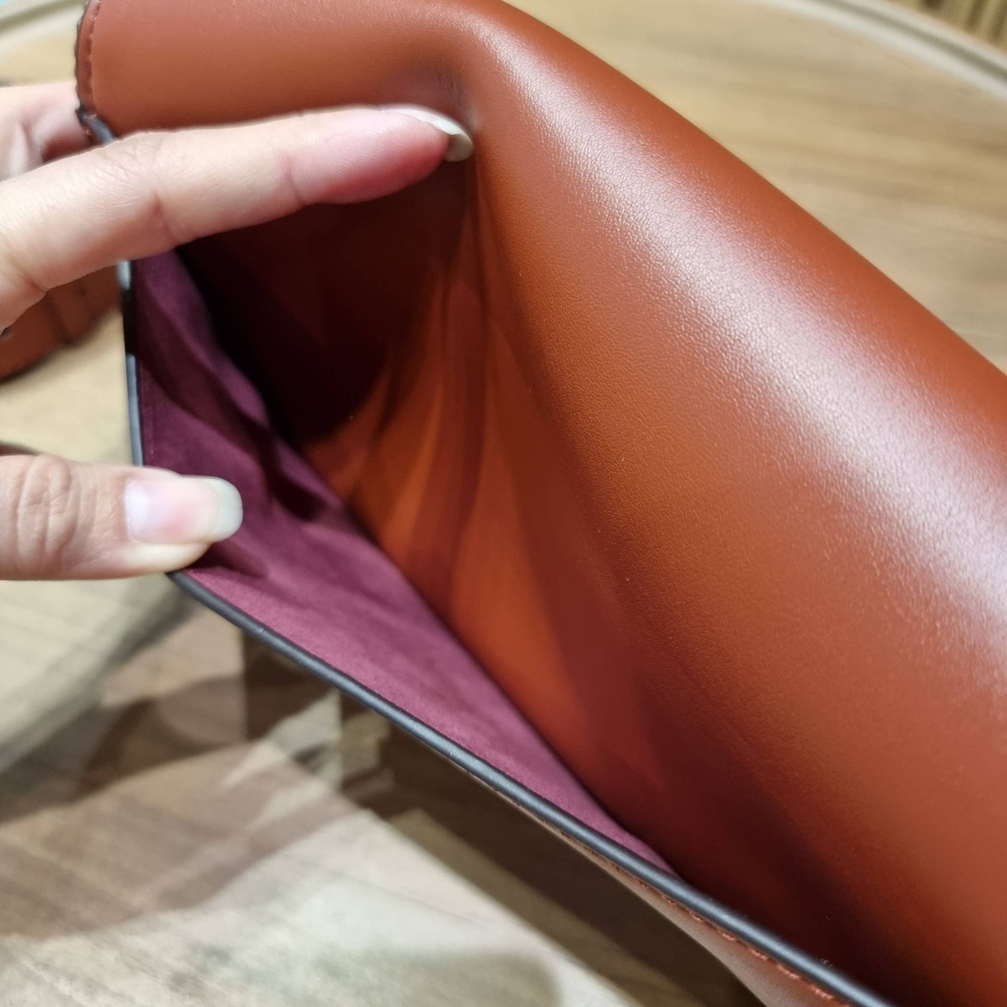 COACH TABBY SHOULDER BAG 26 IN SIGNATURE CANVAS WITH BEADCHAIN (6793,91215) กระเป๋าสะพายไหล่ ดีไซน์วินเทจย้อนยุค สวยคมชัด คลาสสิคใช้ได้ทุกลุค วัสดุหนังแท้สลับหนังแคนวาสเคลือบลาย เปิด-ปิดด้วยแม่เหล็กในตัว รับรองแน่นหนา ด้านหลังมีช่องแยก ภายในเป็นช่องโล่ง ข